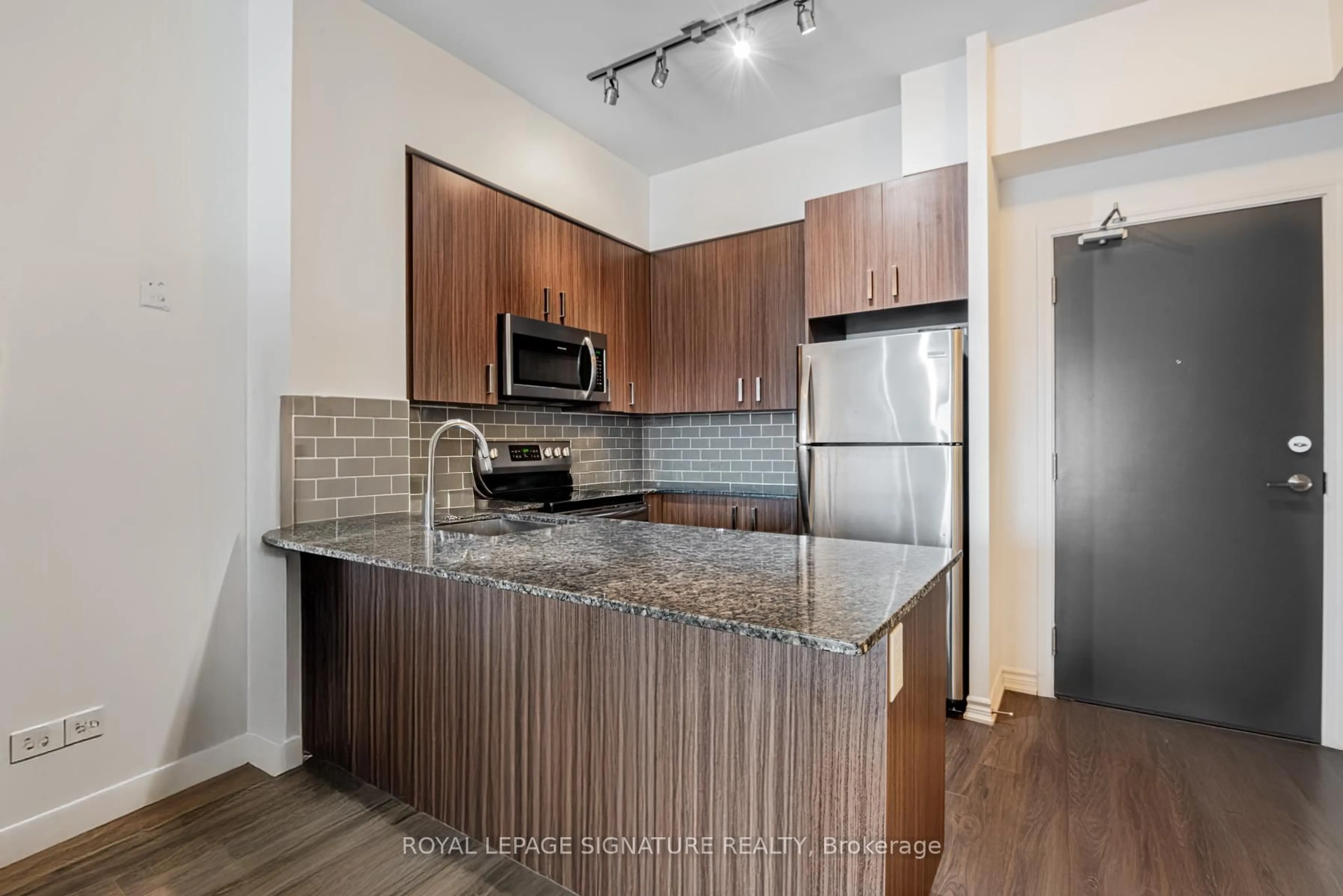 Standard kitchen, unknown for 11611 Yonge St #620, Richmond Hill Ontario L4E 1G2
