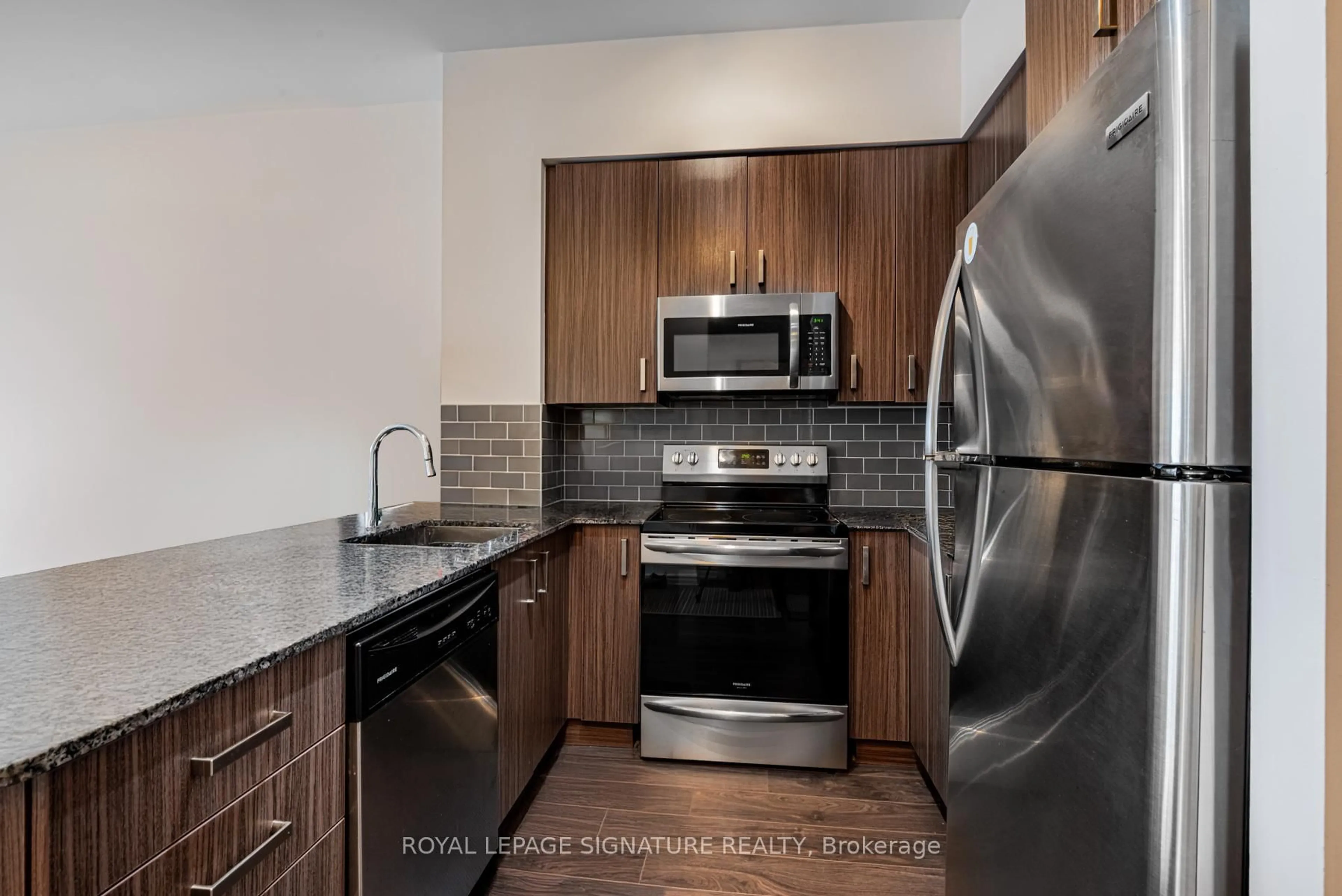 Standard kitchen, unknown for 11611 Yonge St #620, Richmond Hill Ontario L4E 1G2