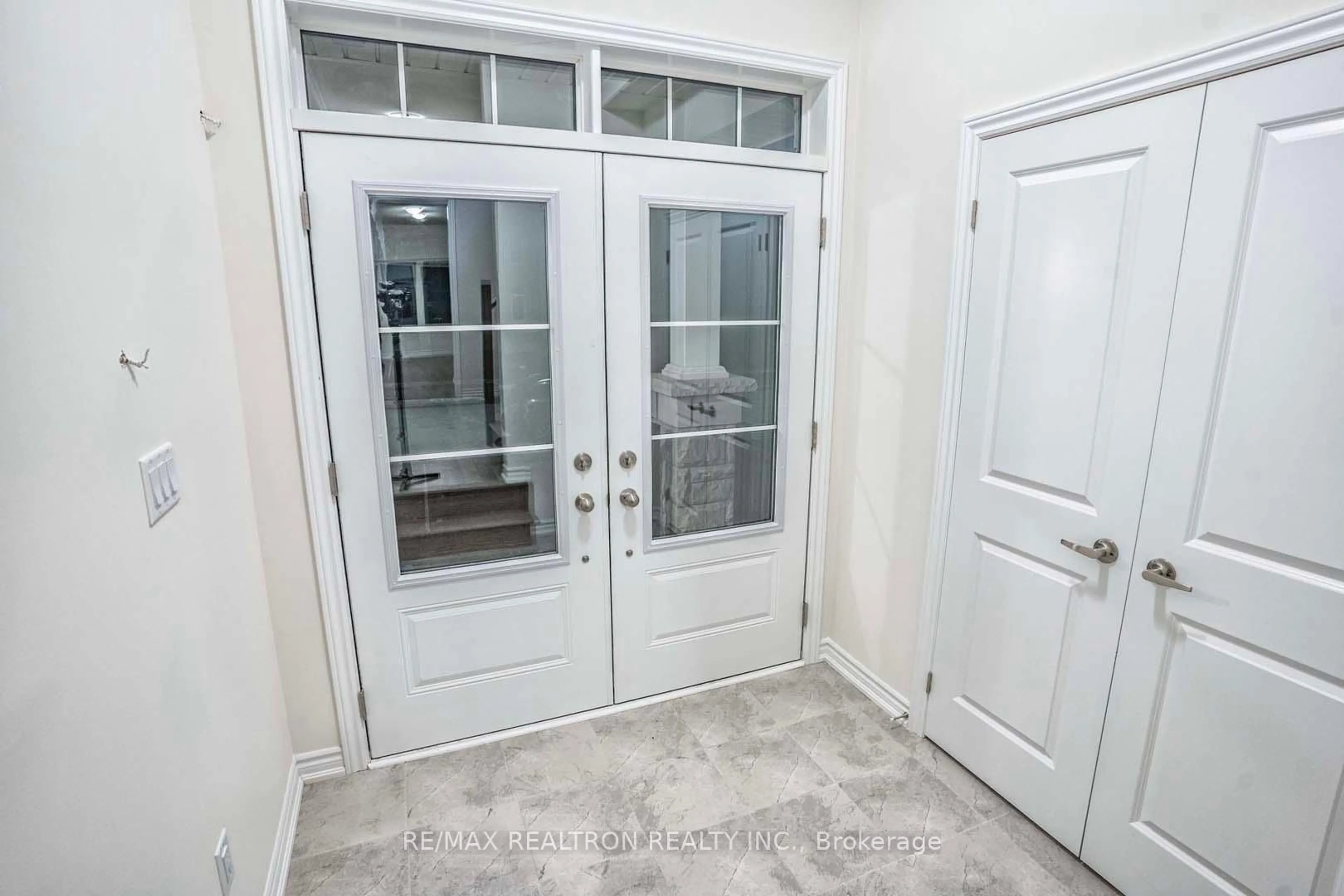Indoor entryway for 1502 Harker St, Innisfil Ontario L9S 0R4