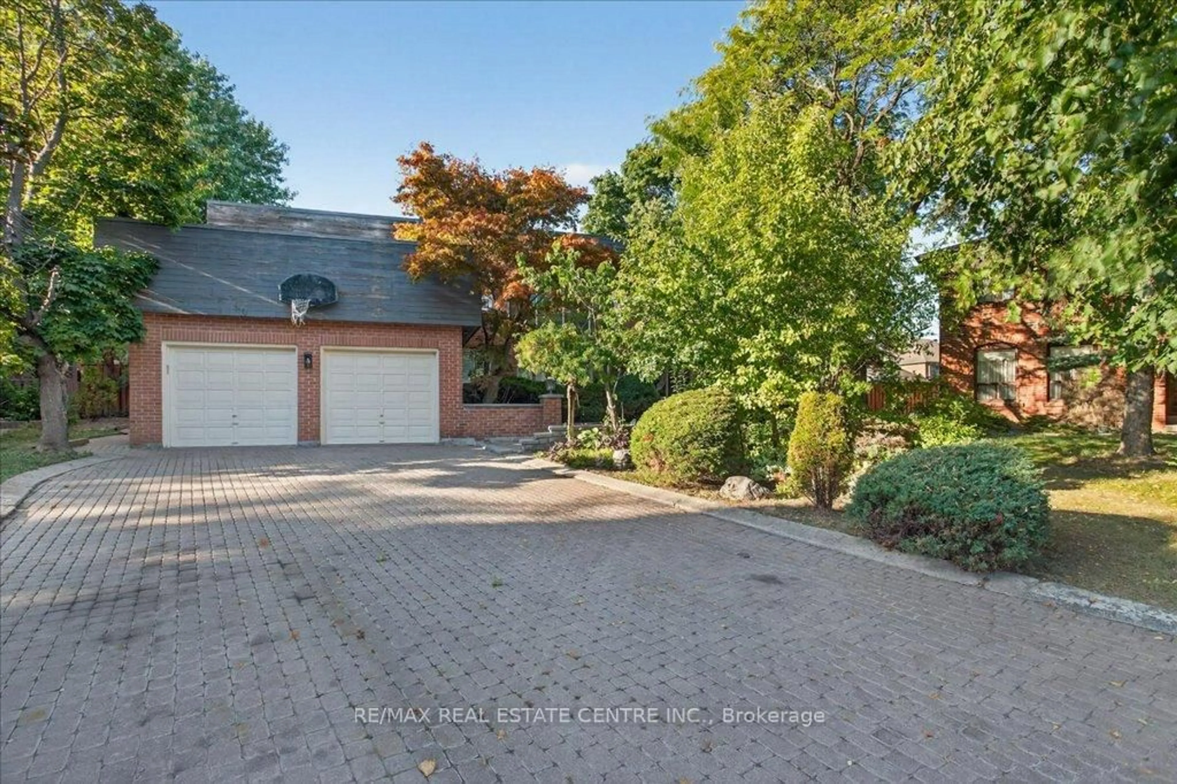A pic from outside/outdoor area/front of a property/back of a property/a pic from drone, street for 40 Colton Cres, Vaughan Ontario L4L 3L6
