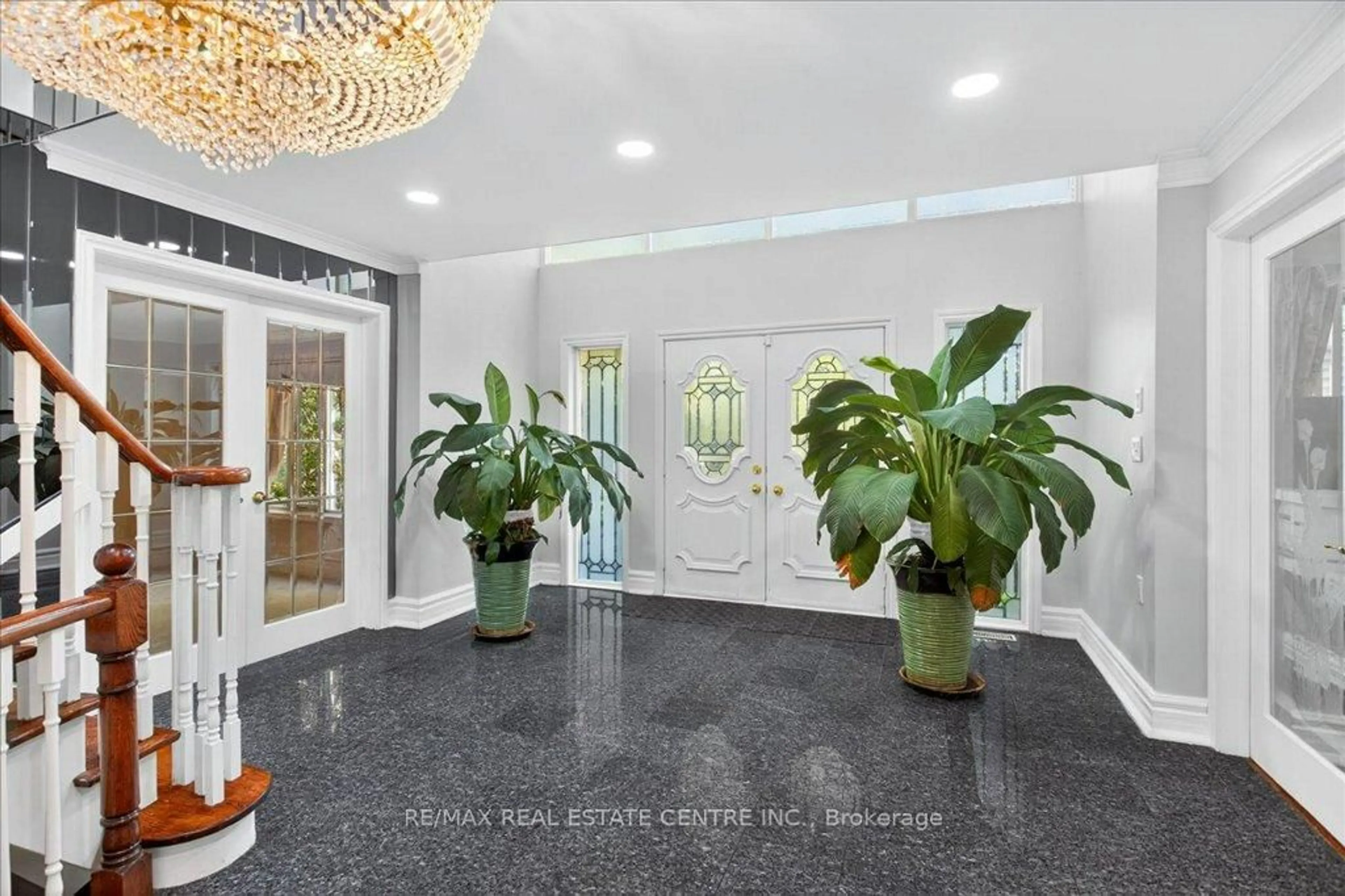 Indoor foyer for 40 Colton Cres, Vaughan Ontario L4L 3L6