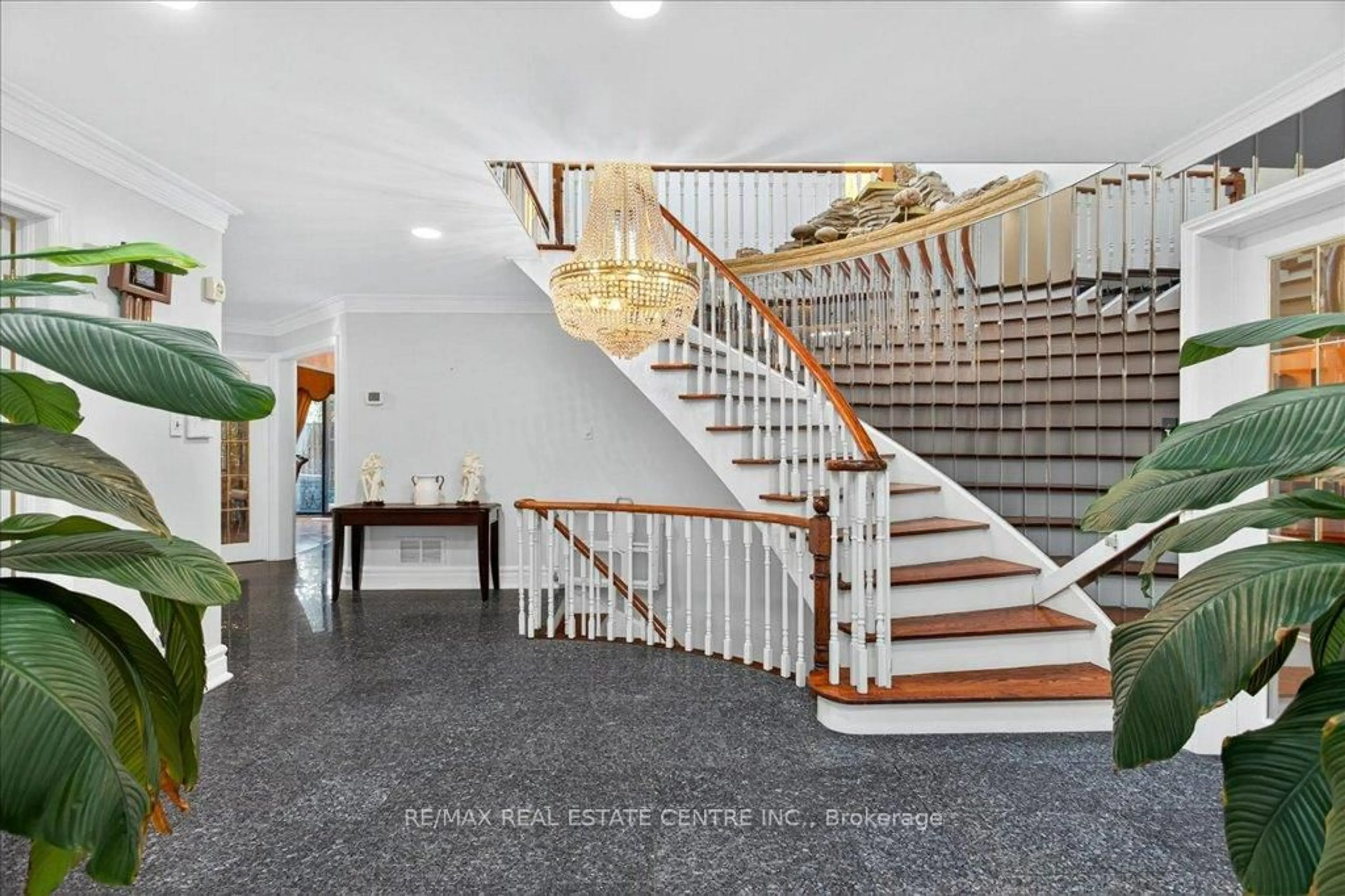 Indoor foyer for 40 Colton Cres, Vaughan Ontario L4L 3L6