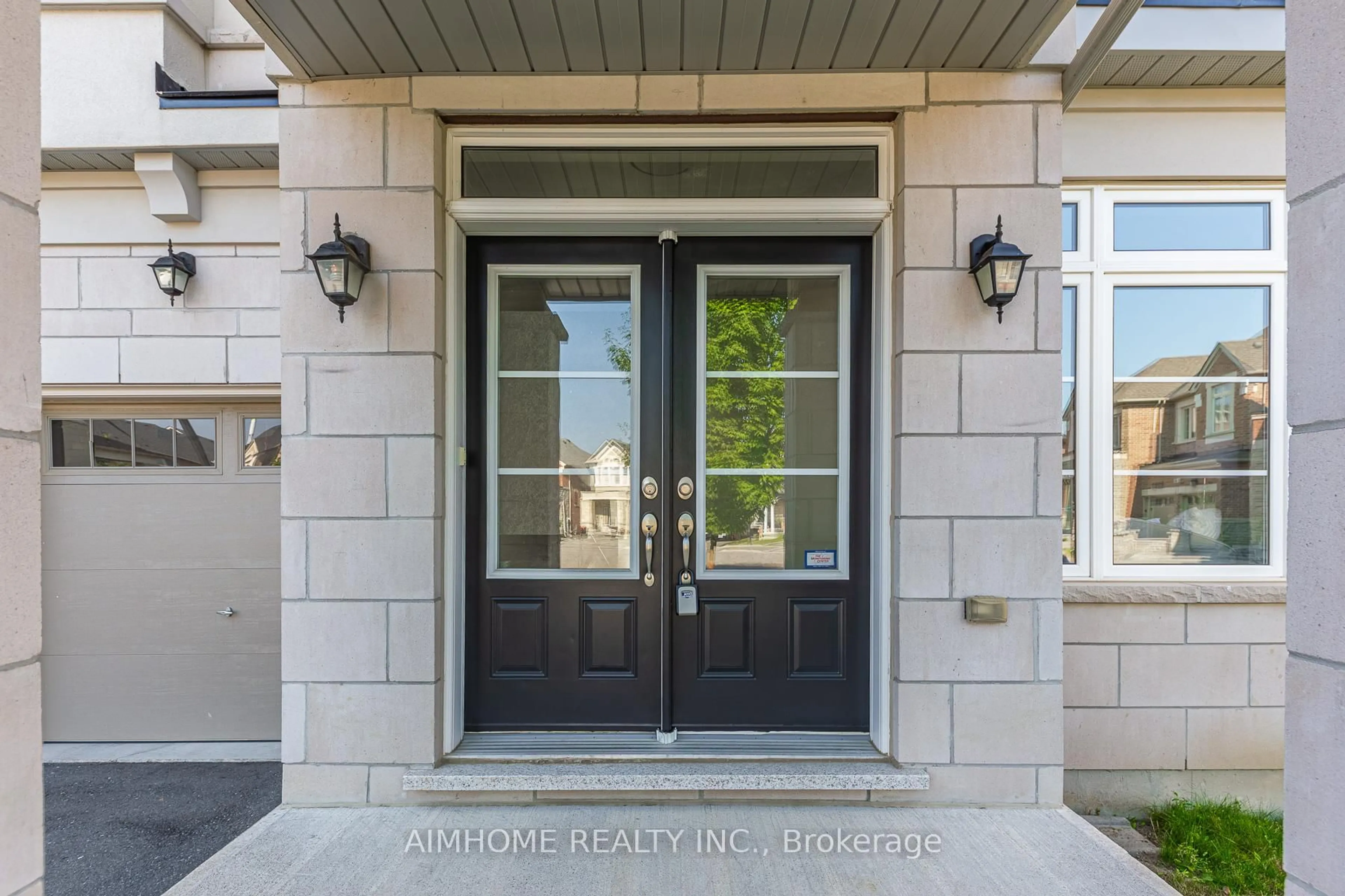 Indoor entryway for 39 Bolsby Crt, Aurora Ontario L4G 1B7