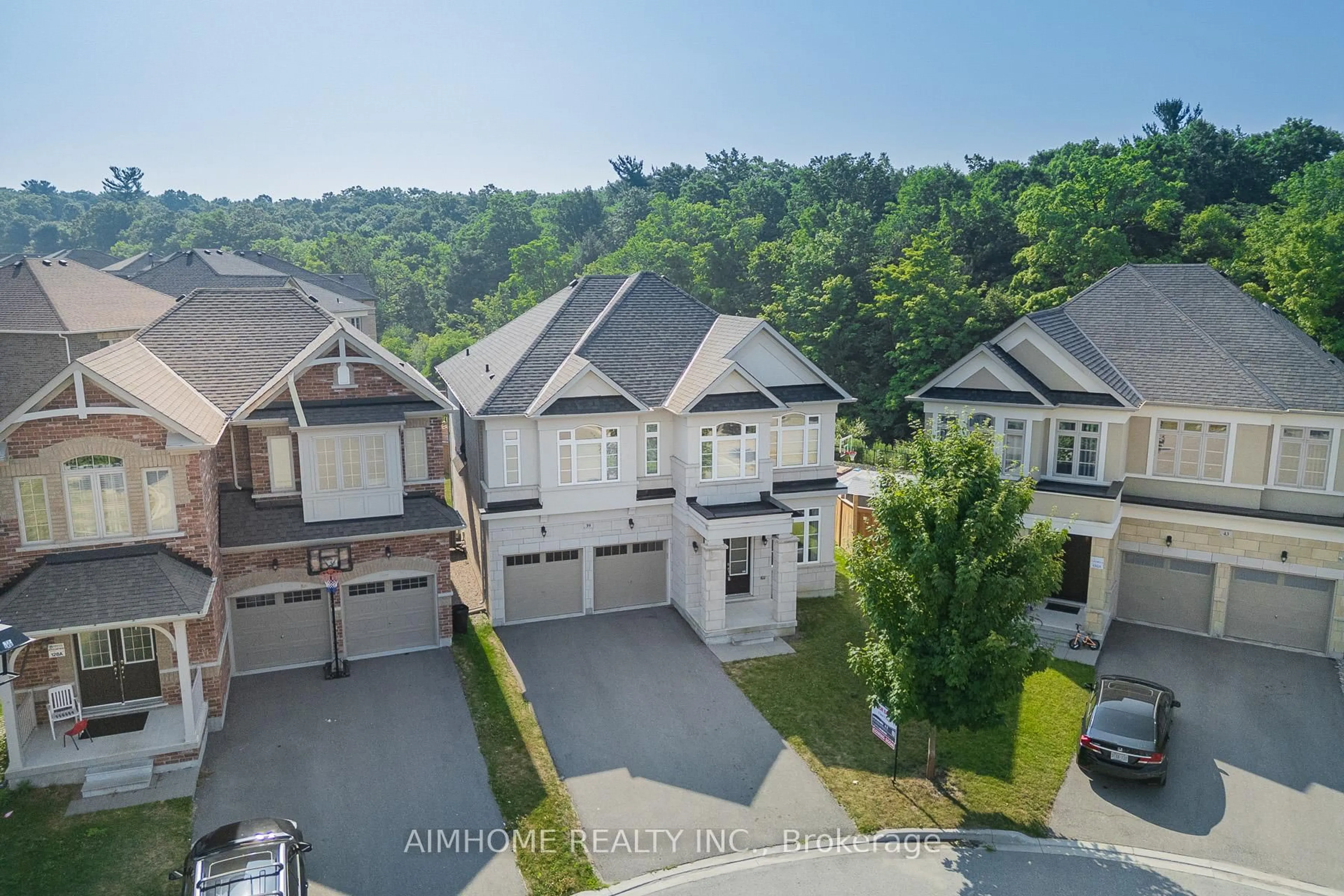 A pic from outside/outdoor area/front of a property/back of a property/a pic from drone, unknown for 39 Bolsby Crt, Aurora Ontario L4G 1B7