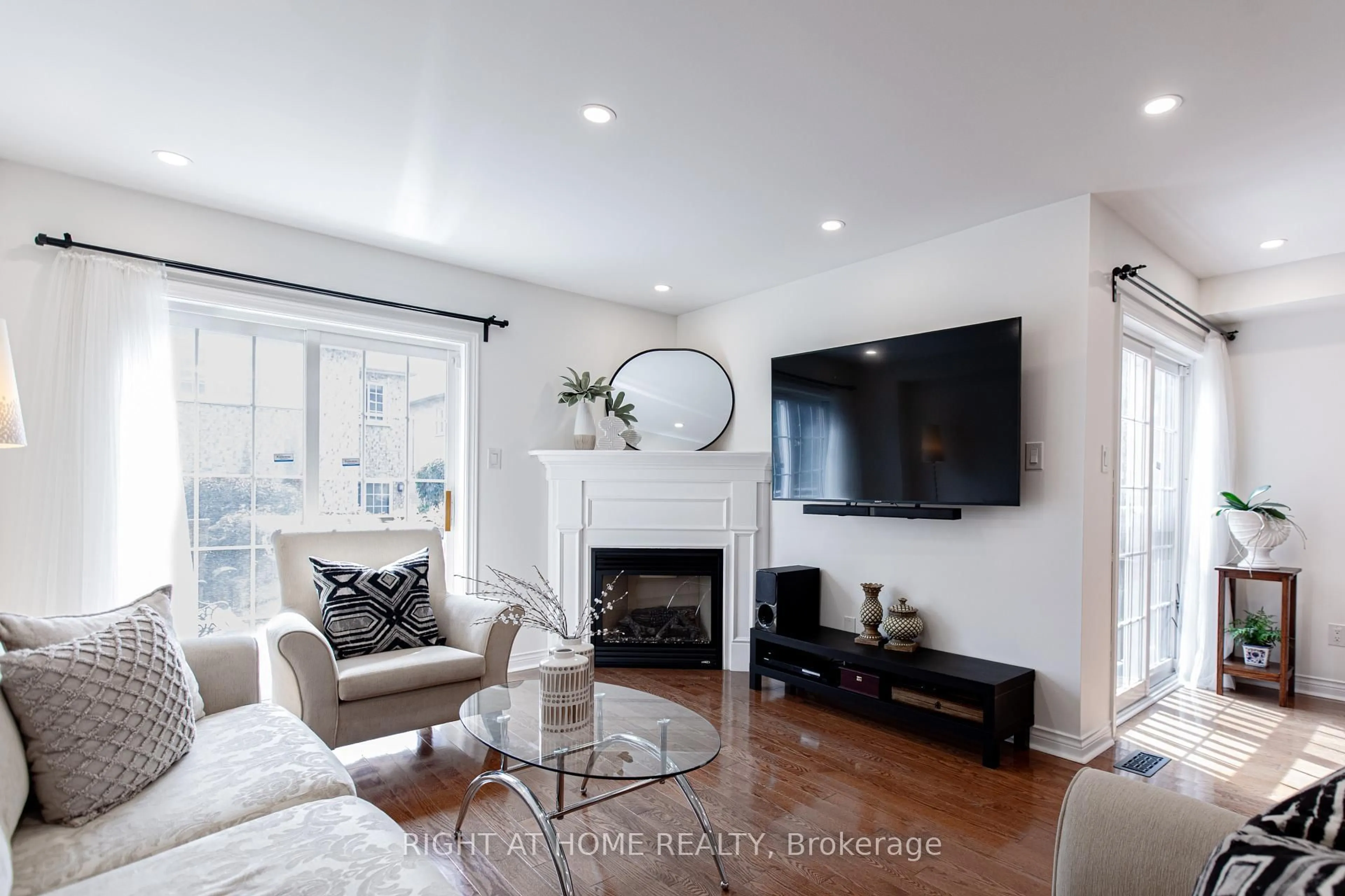 Living room with furniture, wood/laminate floor for 4 Old Orchard Cres, Richmond Hill Ontario L4S 2X4