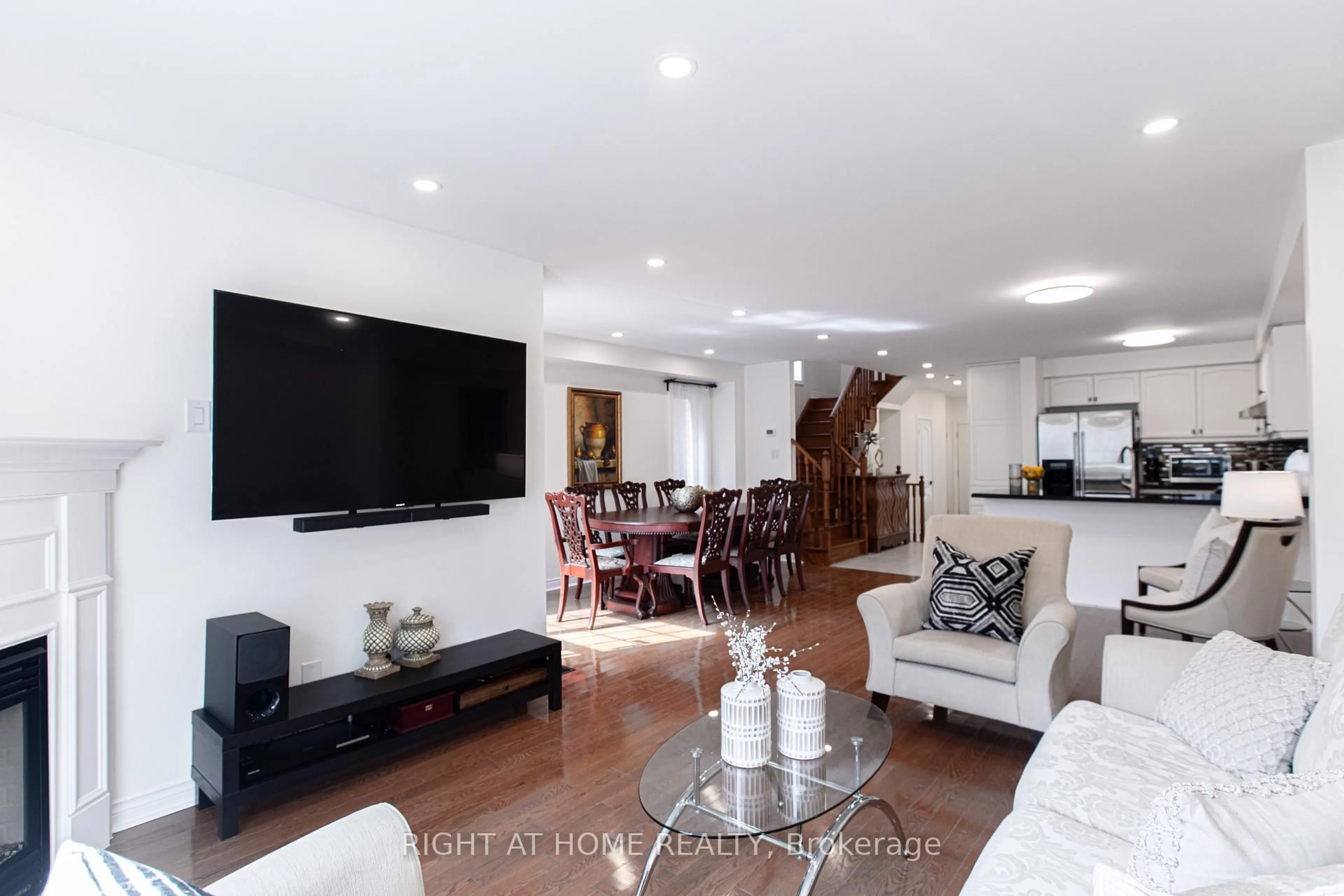 Living room with furniture, unknown for 4 Old Orchard Cres, Richmond Hill Ontario L4S 2X4