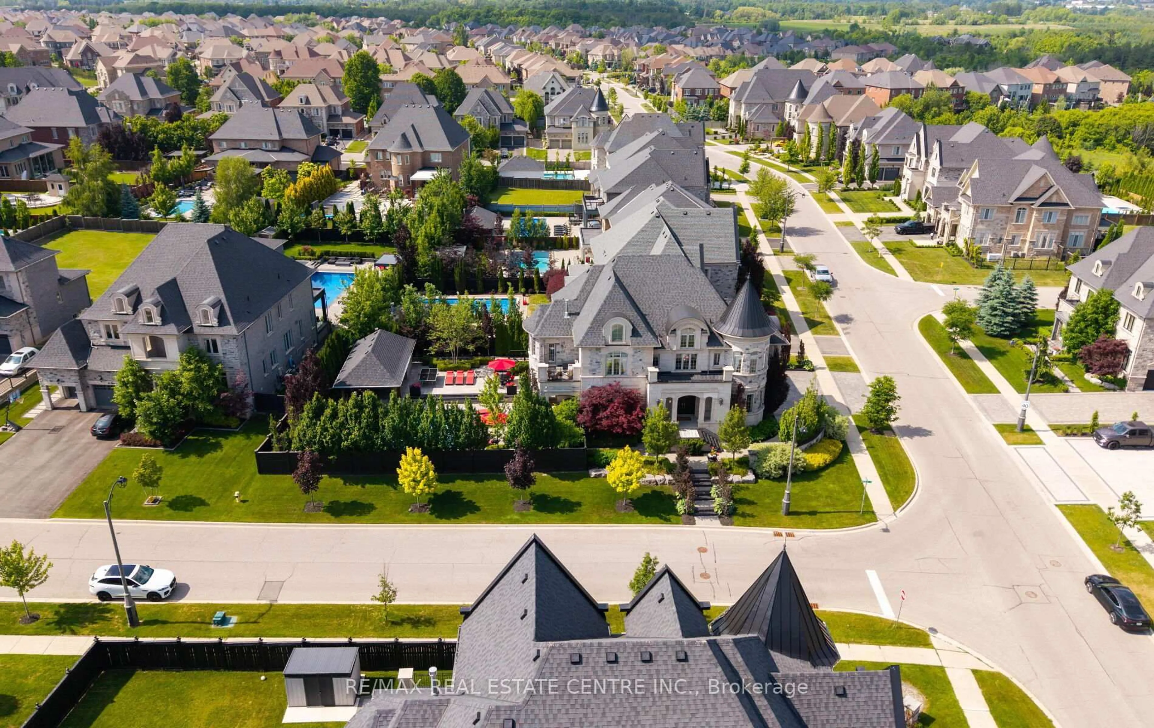 A pic from outside/outdoor area/front of a property/back of a property/a pic from drone, street for 60 Skyline Tr, King Ontario L7B 1N2
