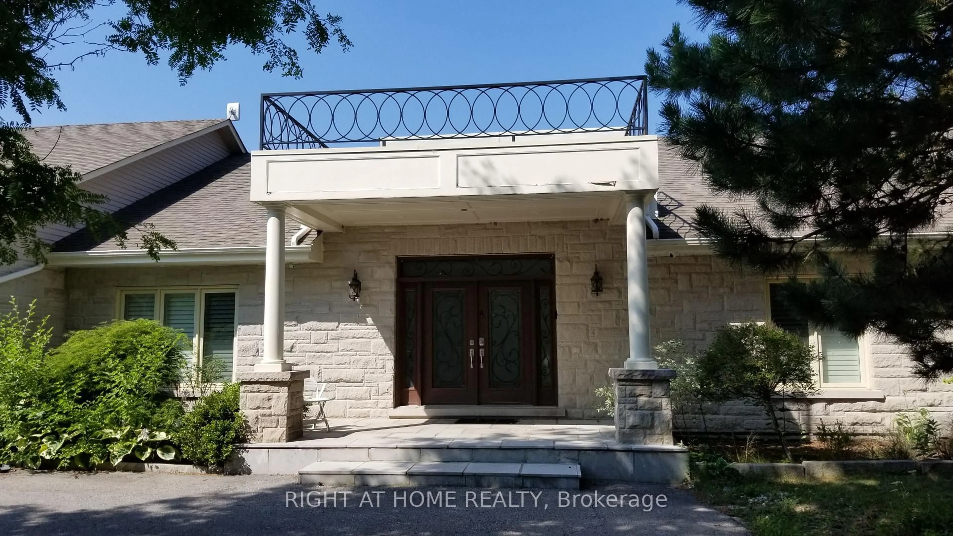 Indoor foyer for 18 Mccowan Lane, Whitchurch-Stouffville Ontario L4A 7X5