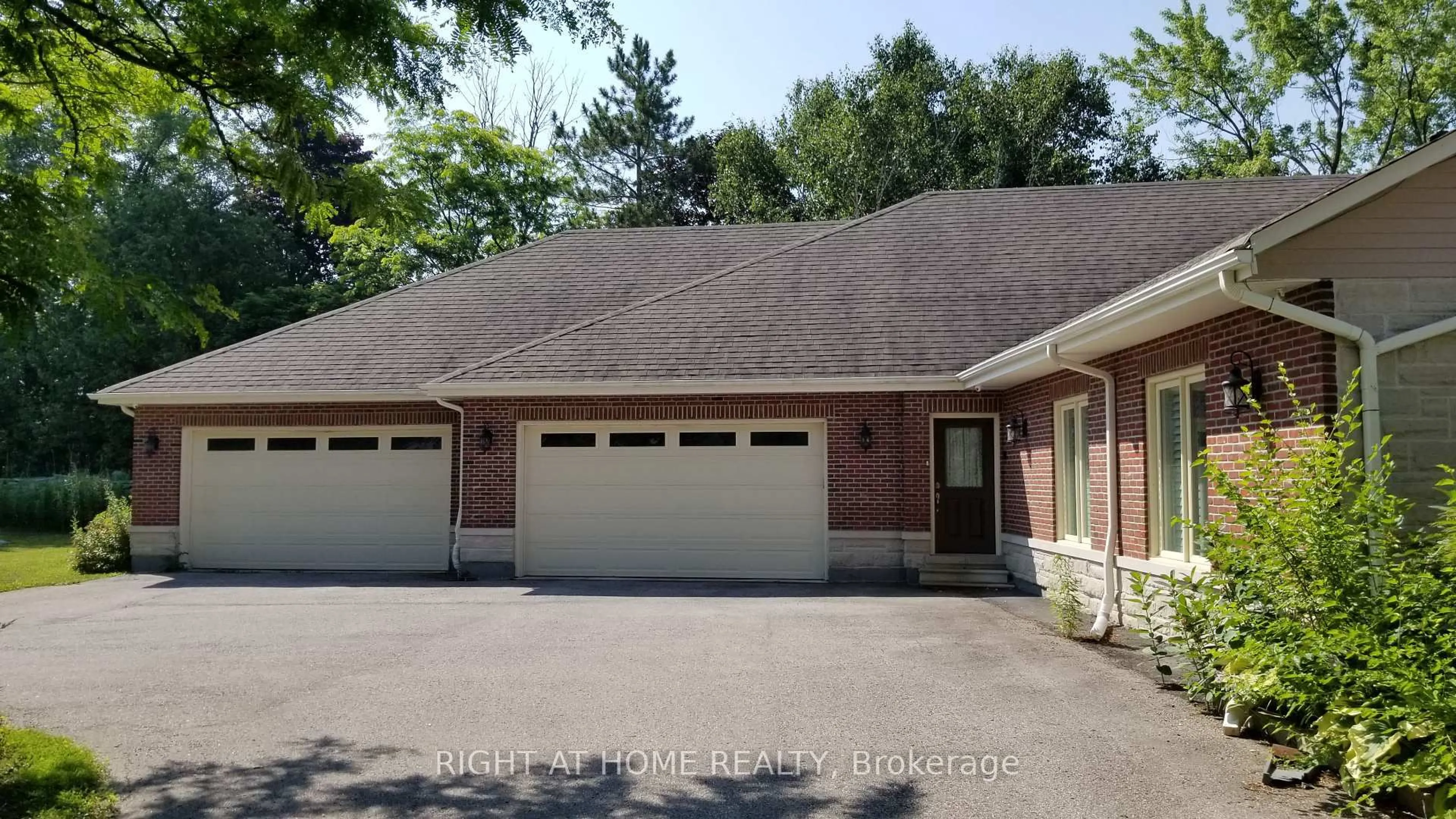 Indoor garage for 18 Mccowan Lane, Whitchurch-Stouffville Ontario L4A 7X5