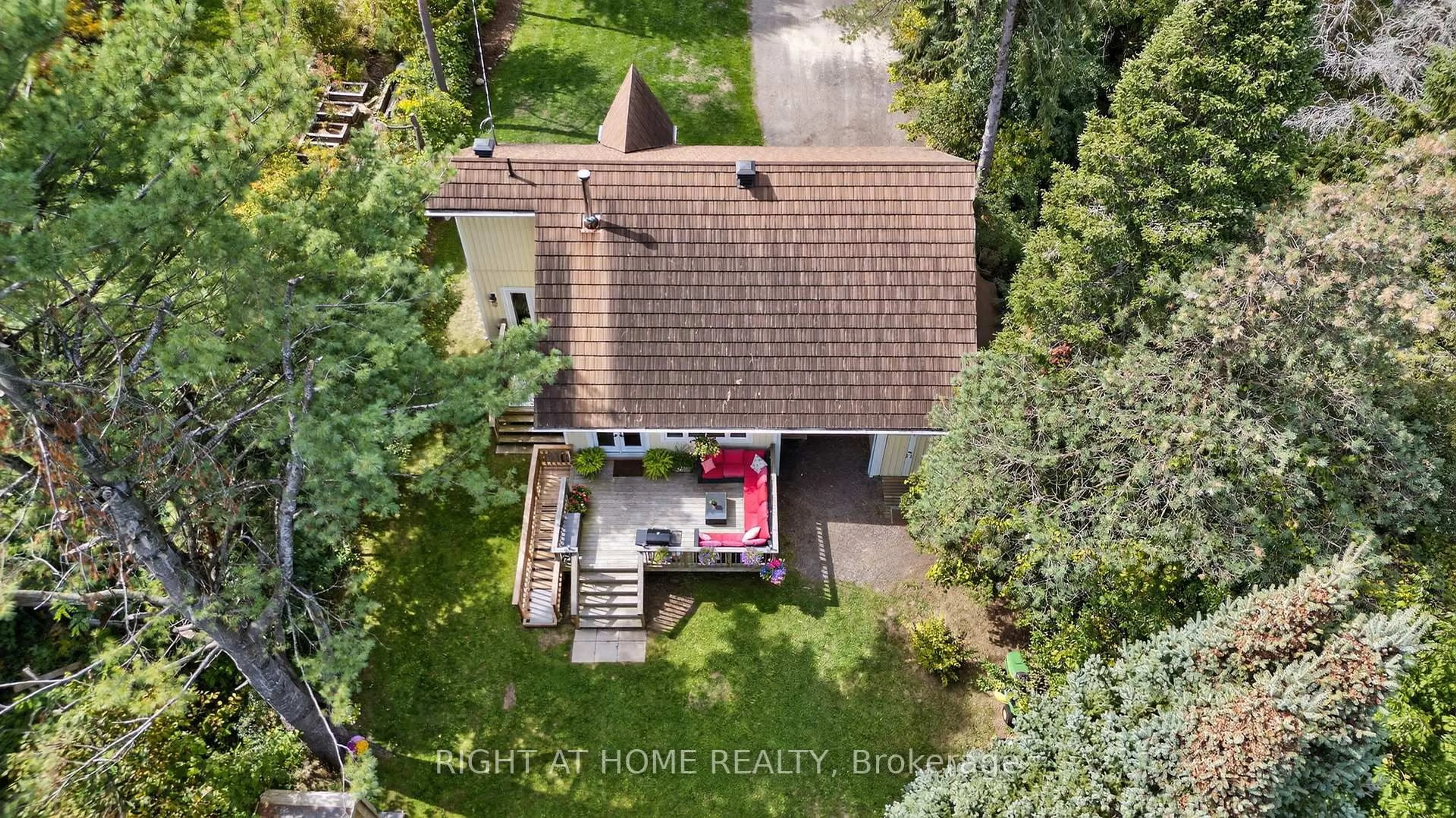 A pic from outside/outdoor area/front of a property/back of a property/a pic from drone, street for 11 Nicholson Dr, Uxbridge Ontario L9P 1R2