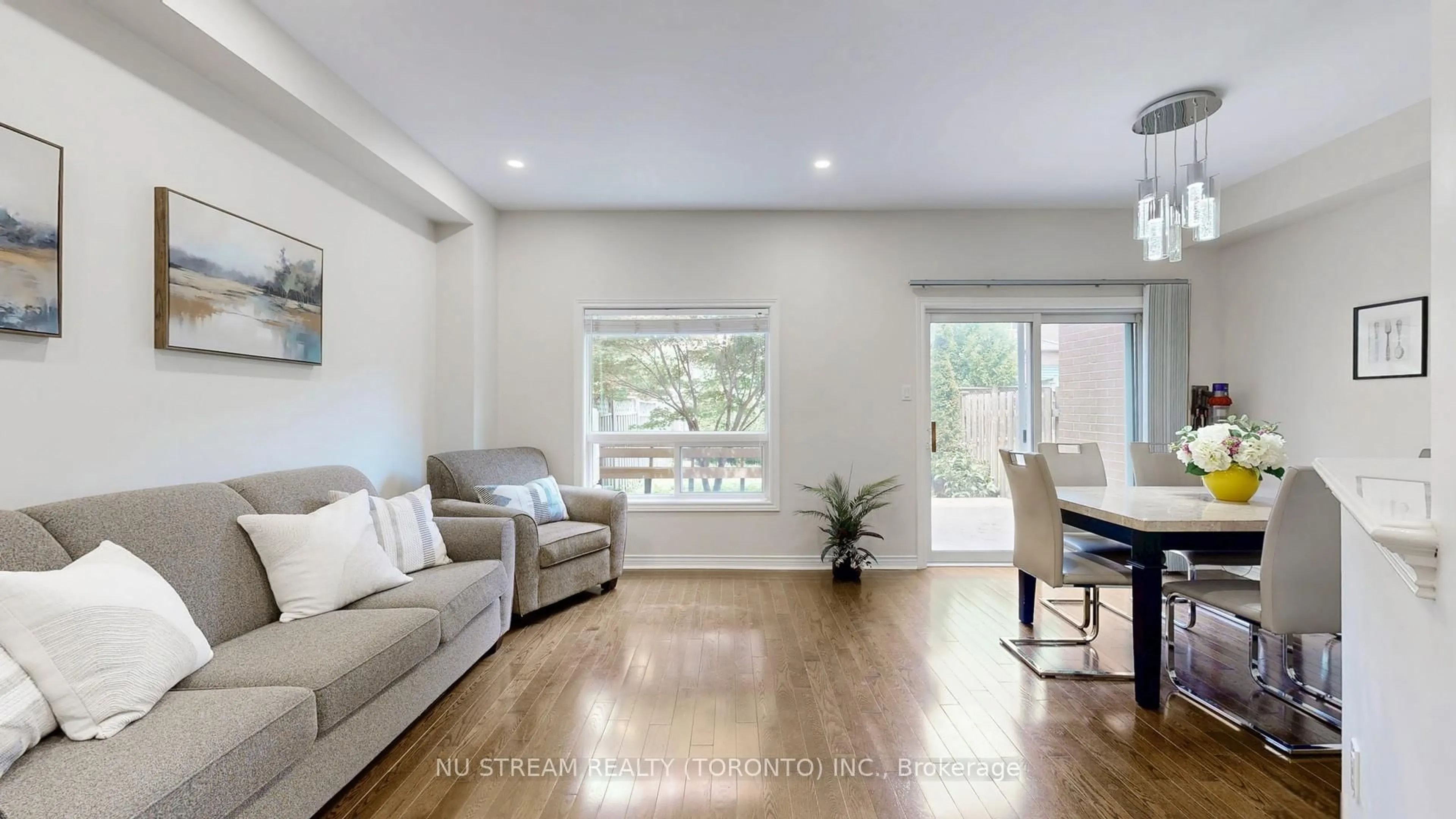 Living room with furniture, wood/laminate floor for 60 Nottingham Dr, Richmond Hill Ontario L4S 1Z8