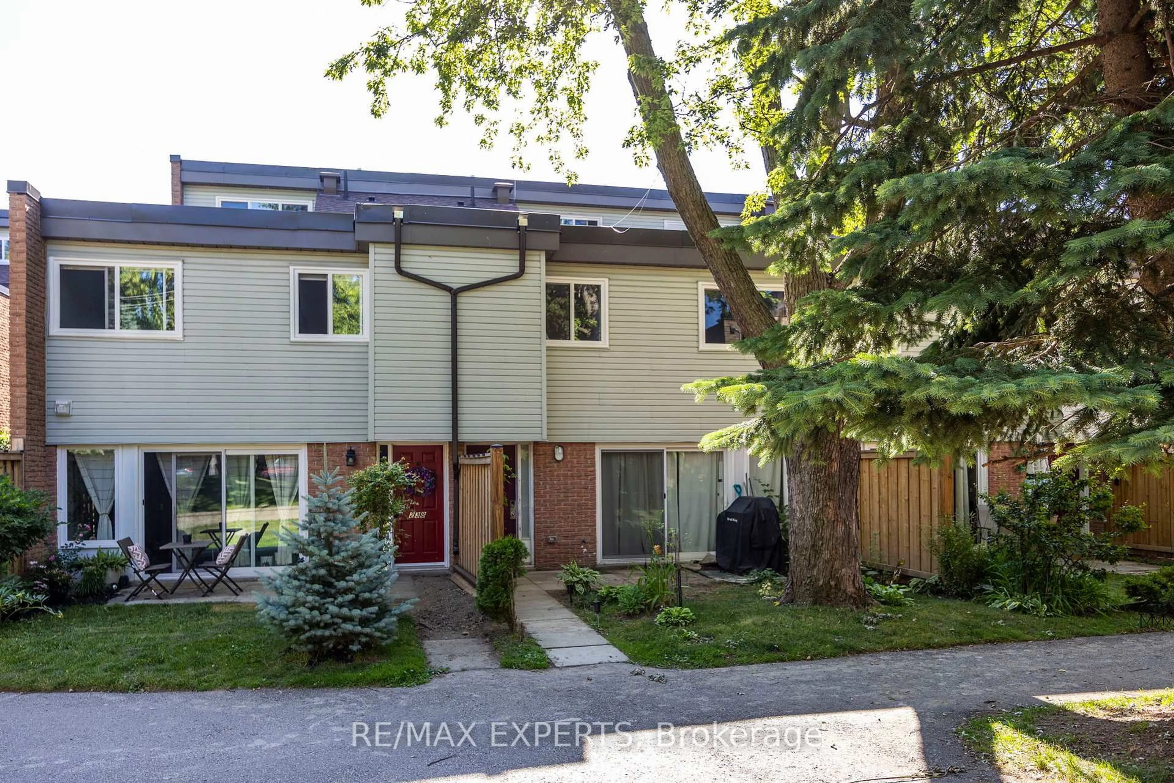 A pic from outside/outdoor area/front of a property/back of a property/a pic from drone, street for 242 Milestone Cres, Aurora Ontario L4G 3M2