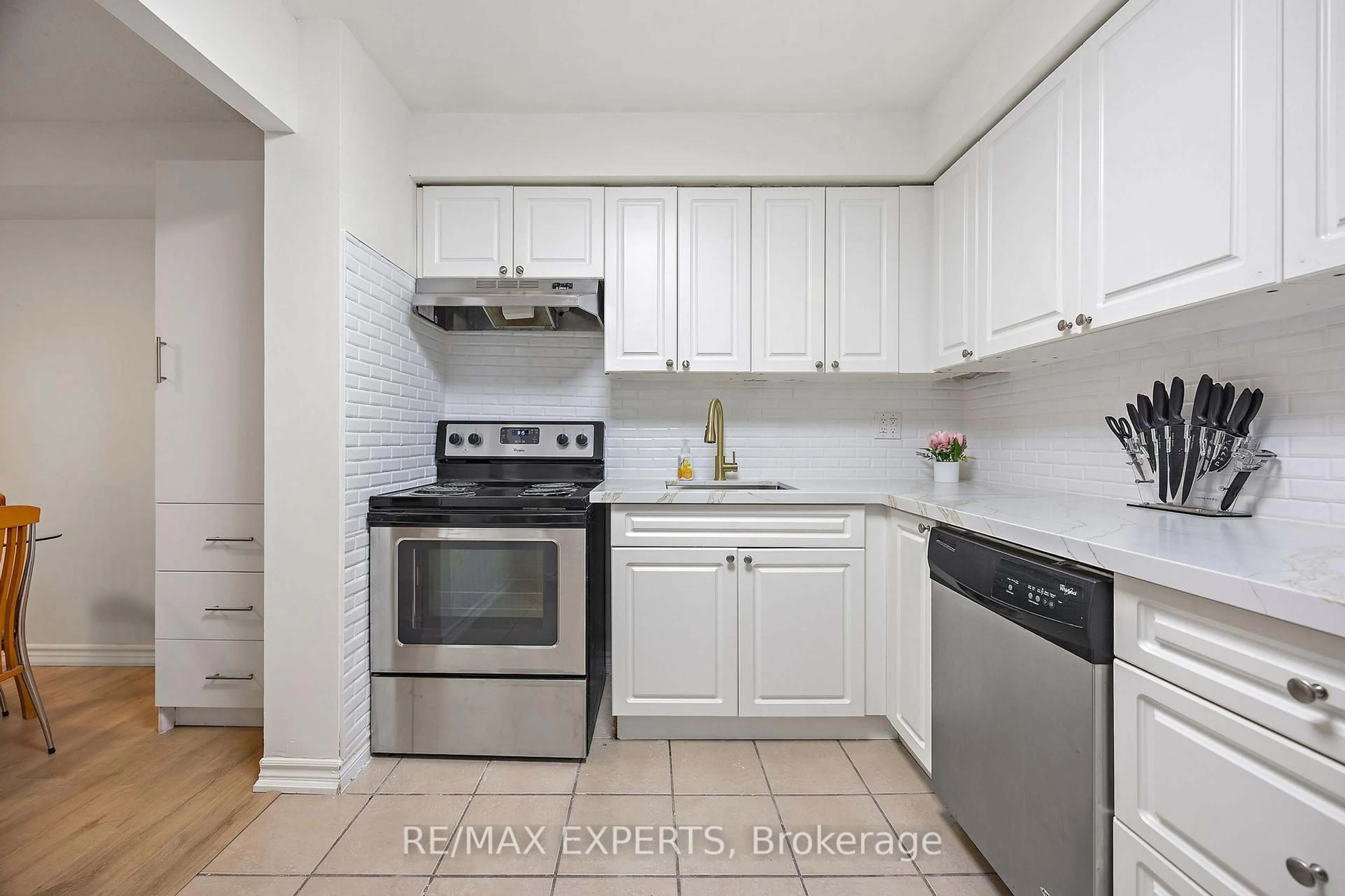Standard kitchen, ceramic/tile floor for 242 Milestone Cres, Aurora Ontario L4G 3M2
