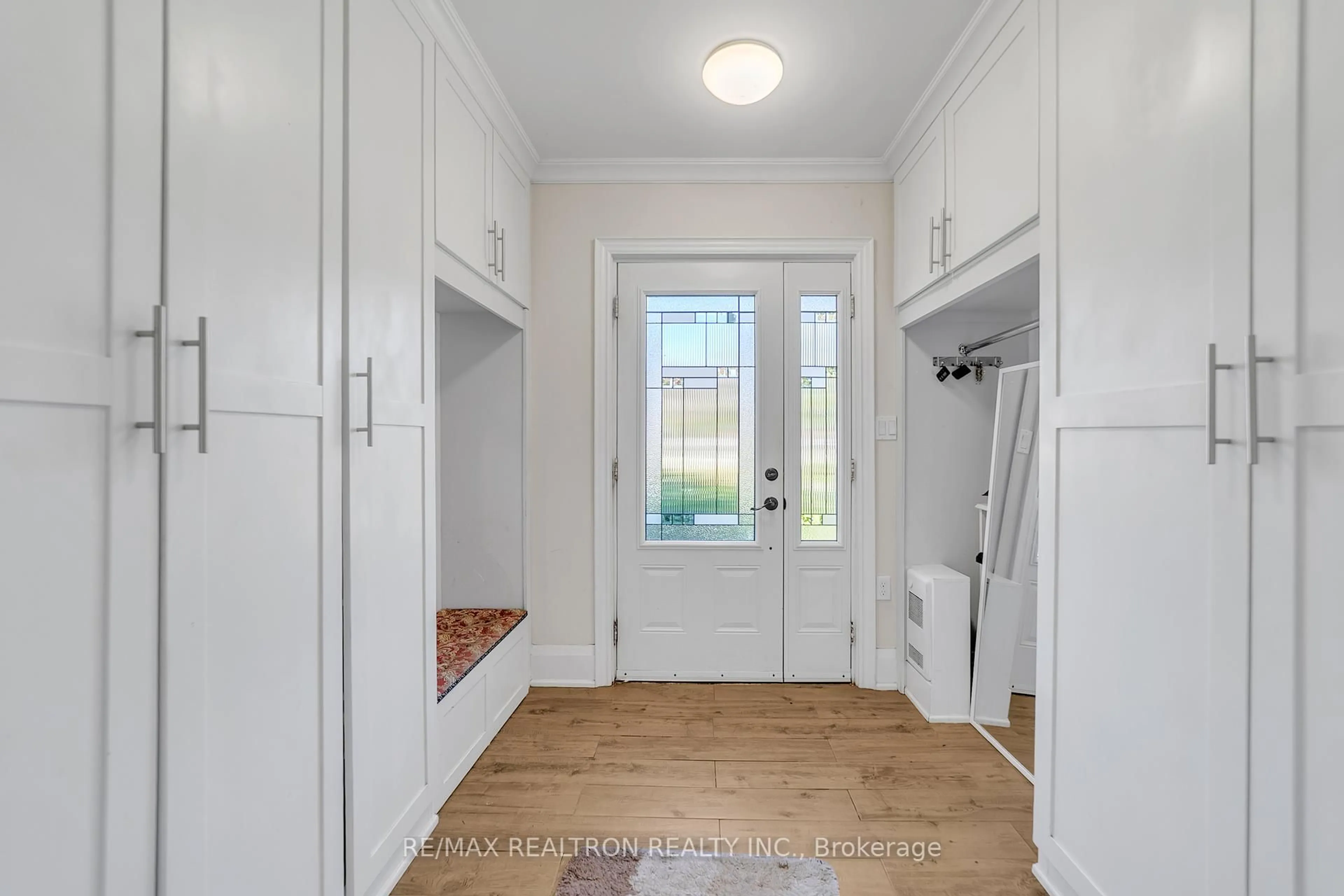 Indoor entryway for 41 Tecumseh Dr, Aurora Ontario L4G 2X2
