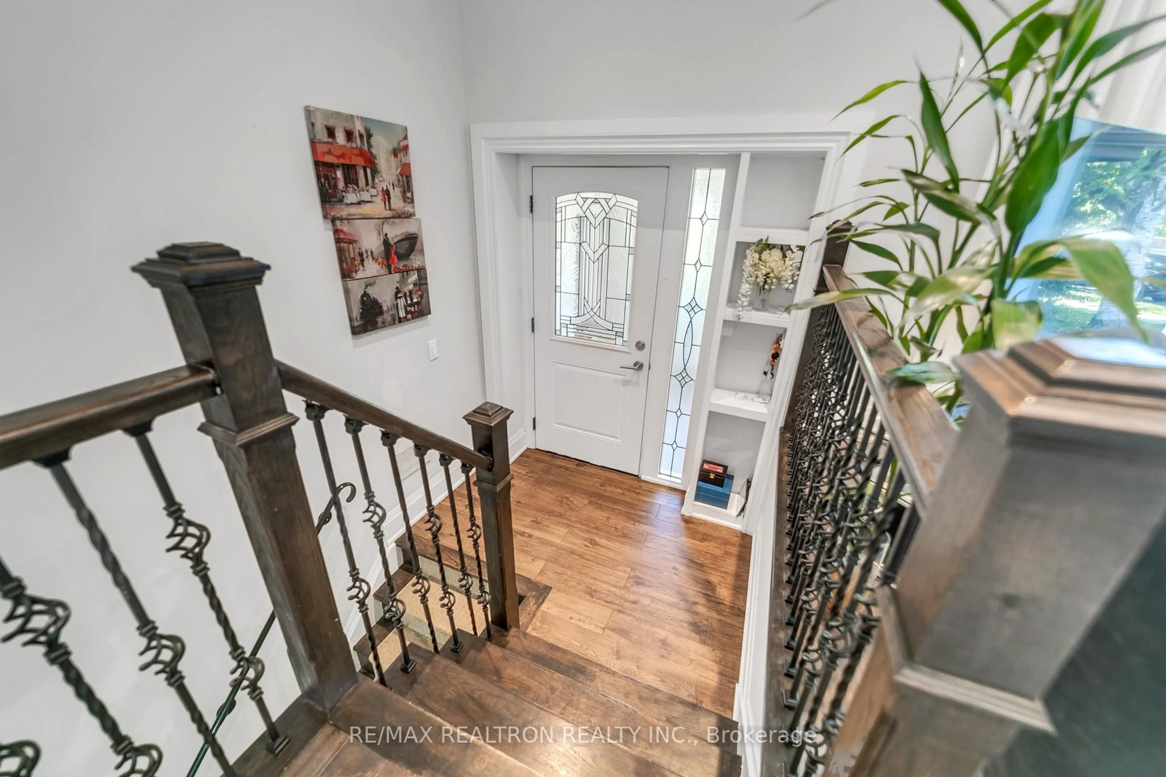 Indoor entryway for 41 Tecumseh Dr, Aurora Ontario L4G 2X2