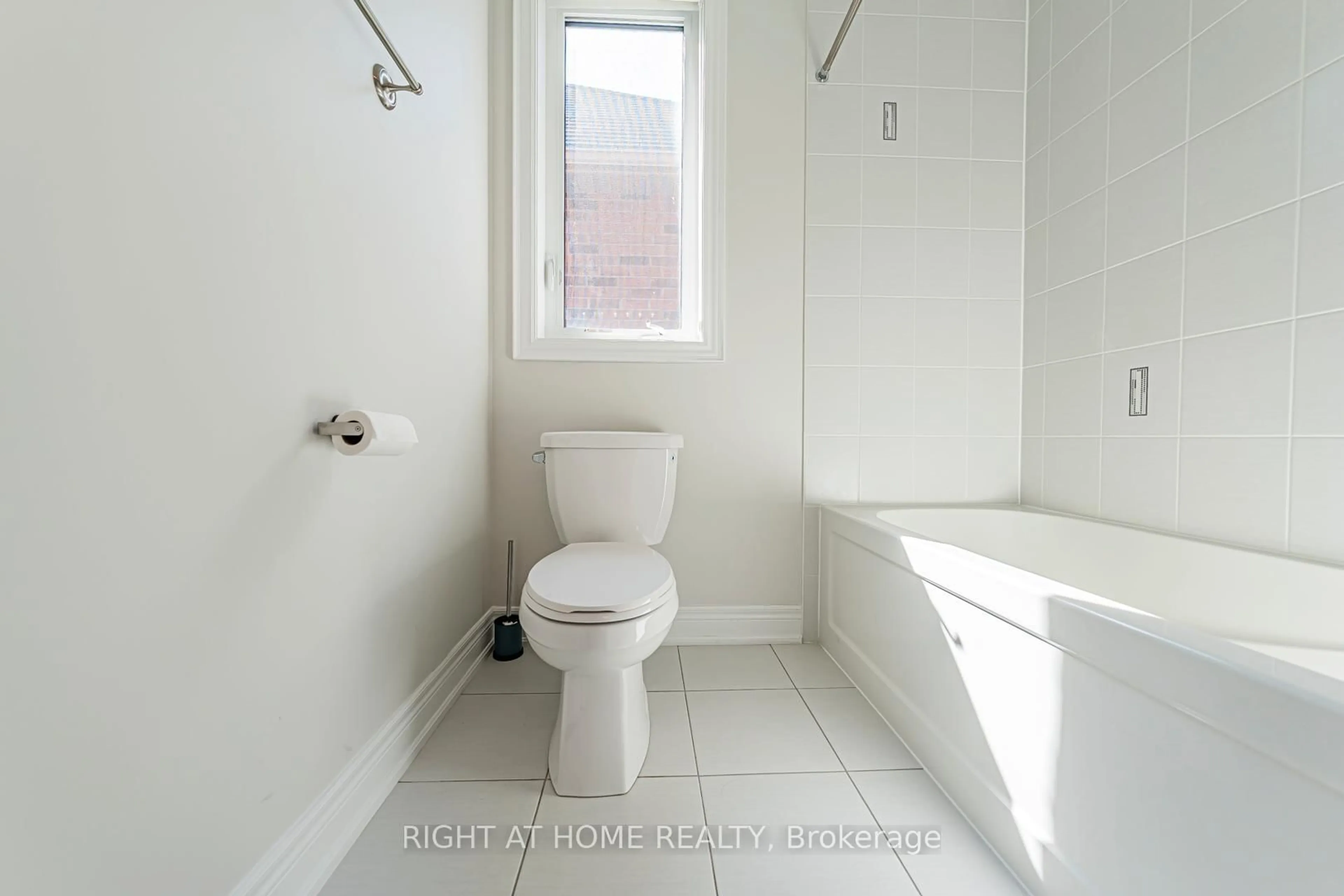 Standard bathroom, ceramic/tile floor for 551 Somerville Dr, Newmarket Ontario L3X 0K2