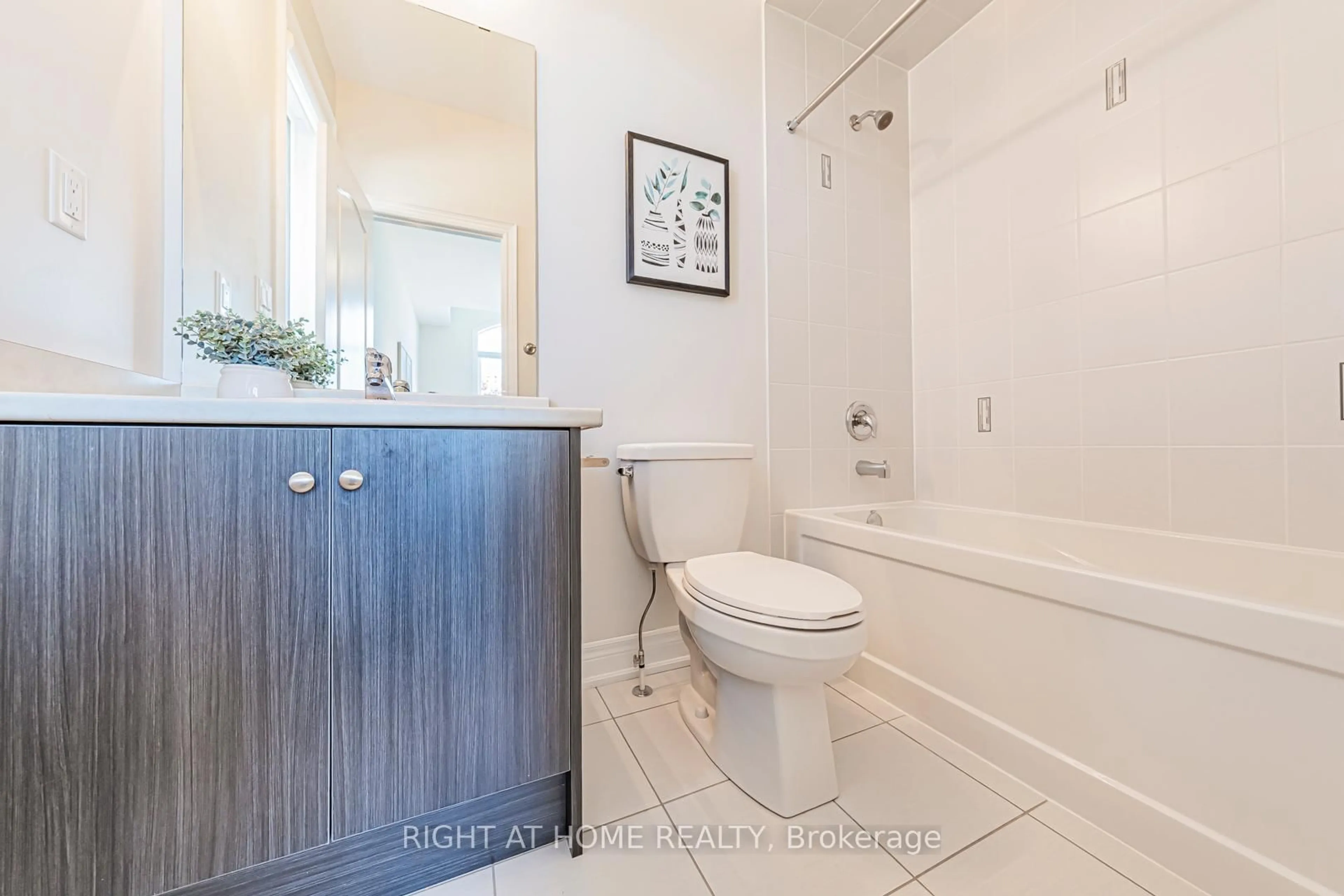 Standard bathroom, unknown for 551 Somerville Dr, Newmarket Ontario L3X 0K2