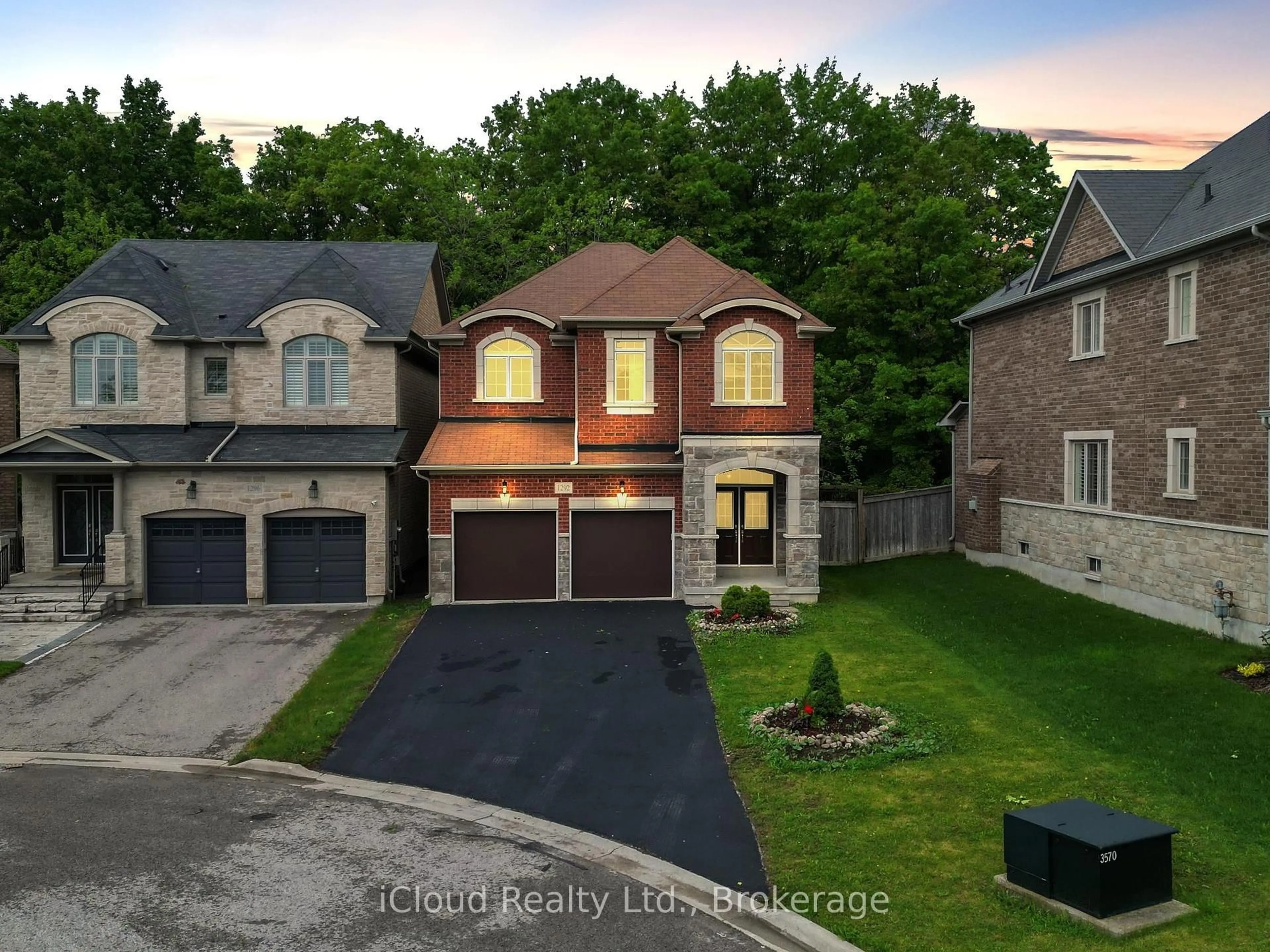 A pic from outside/outdoor area/front of a property/back of a property/a pic from drone, street for 1292 Mccron Cres, Newmarket Ontario L3X 0C7