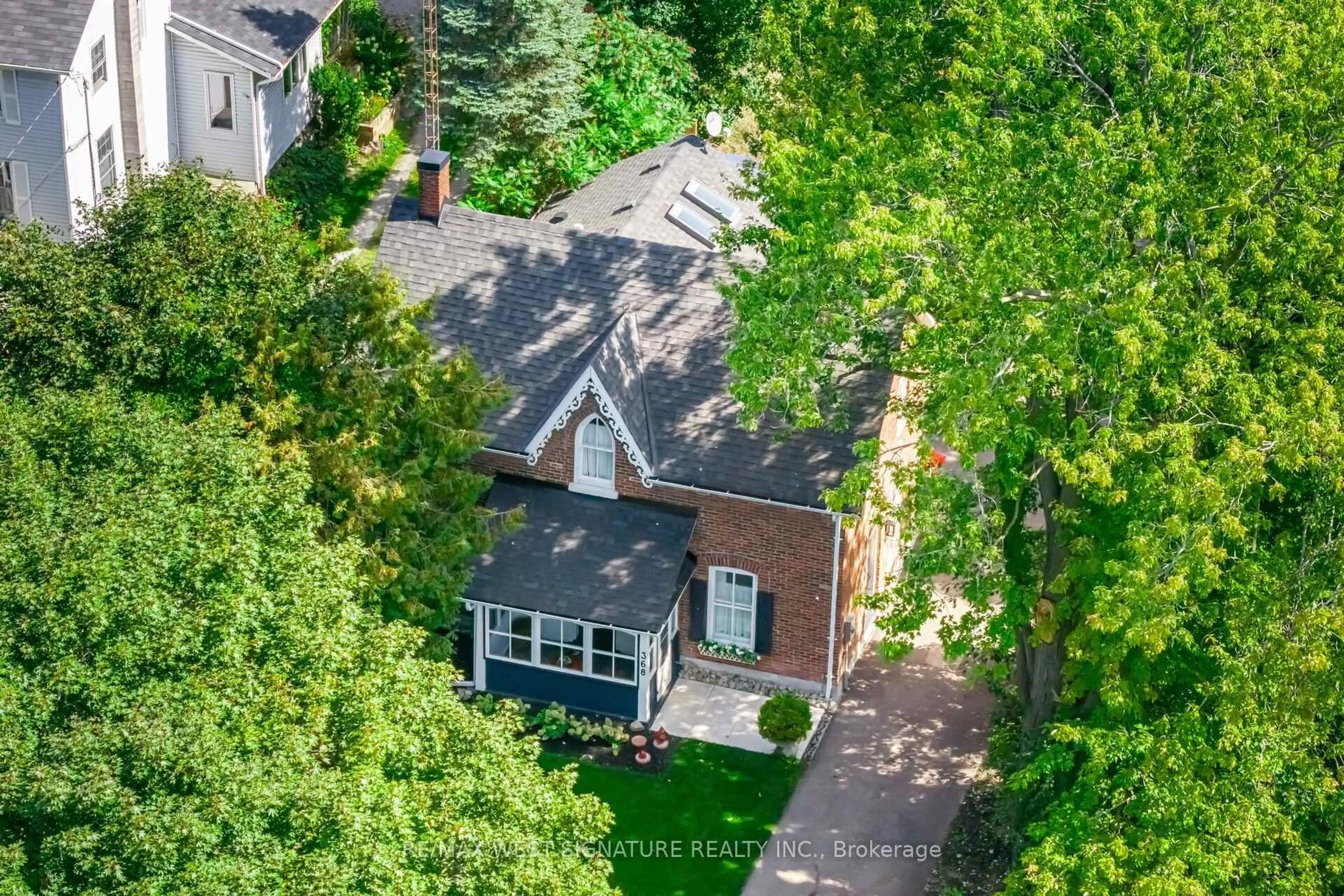 A pic from outside/outdoor area/front of a property/back of a property/a pic from drone, street for 368 Main St, King Ontario L0G 1T0