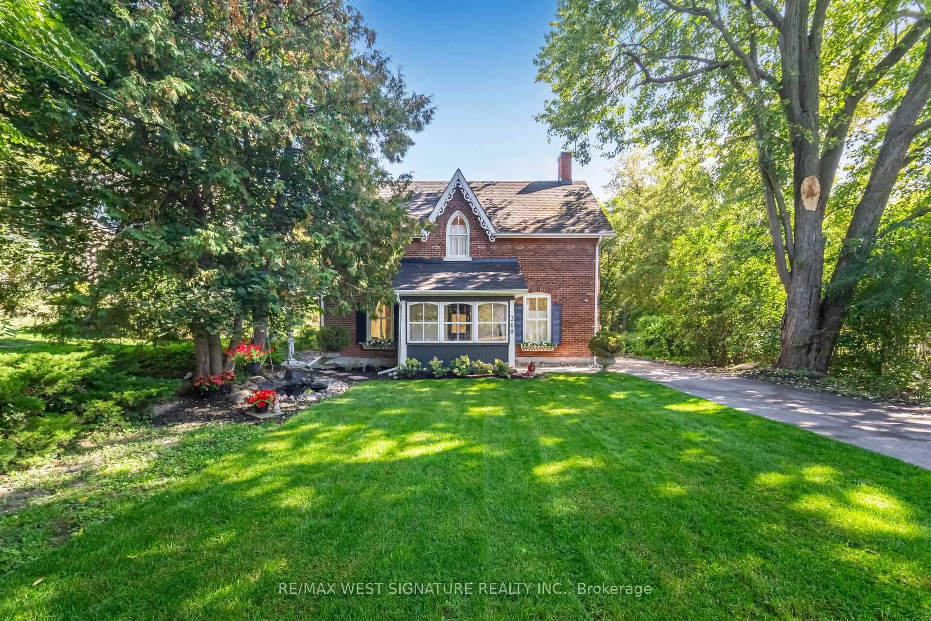A pic from outside/outdoor area/front of a property/back of a property/a pic from drone, street for 368 Main St, King Ontario L0G 1T0