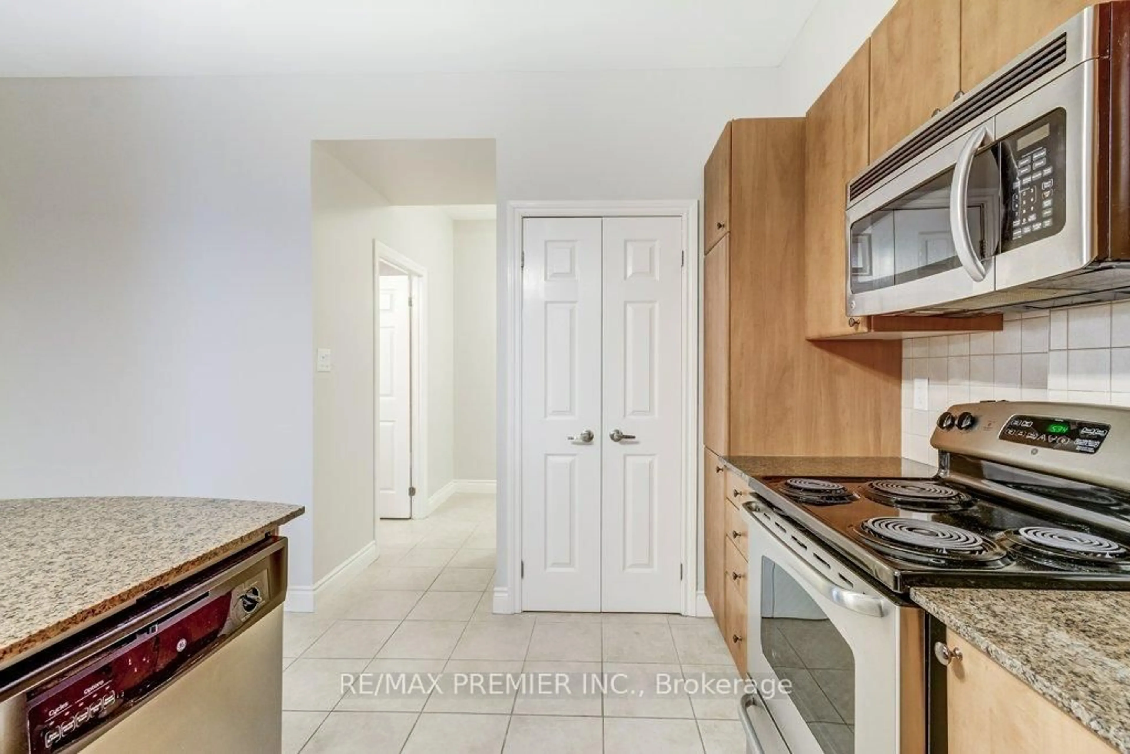 Standard kitchen, unknown for 10211 Keele St #209, Vaughan Ontario L6A 4R7