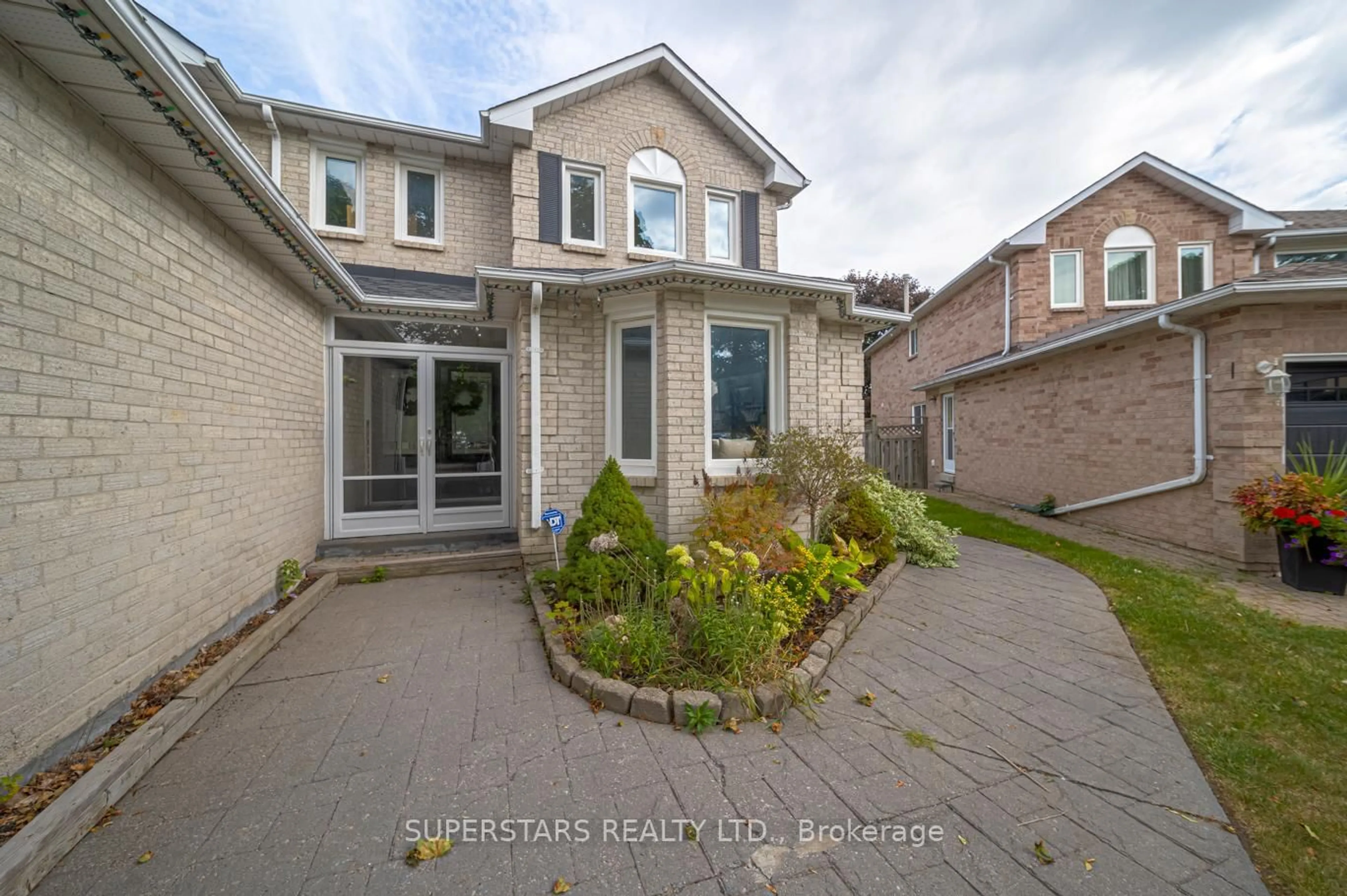 Home with brick exterior material, street for 26 Tollbar Crt, Richmond Hill Ontario L4C 9J3