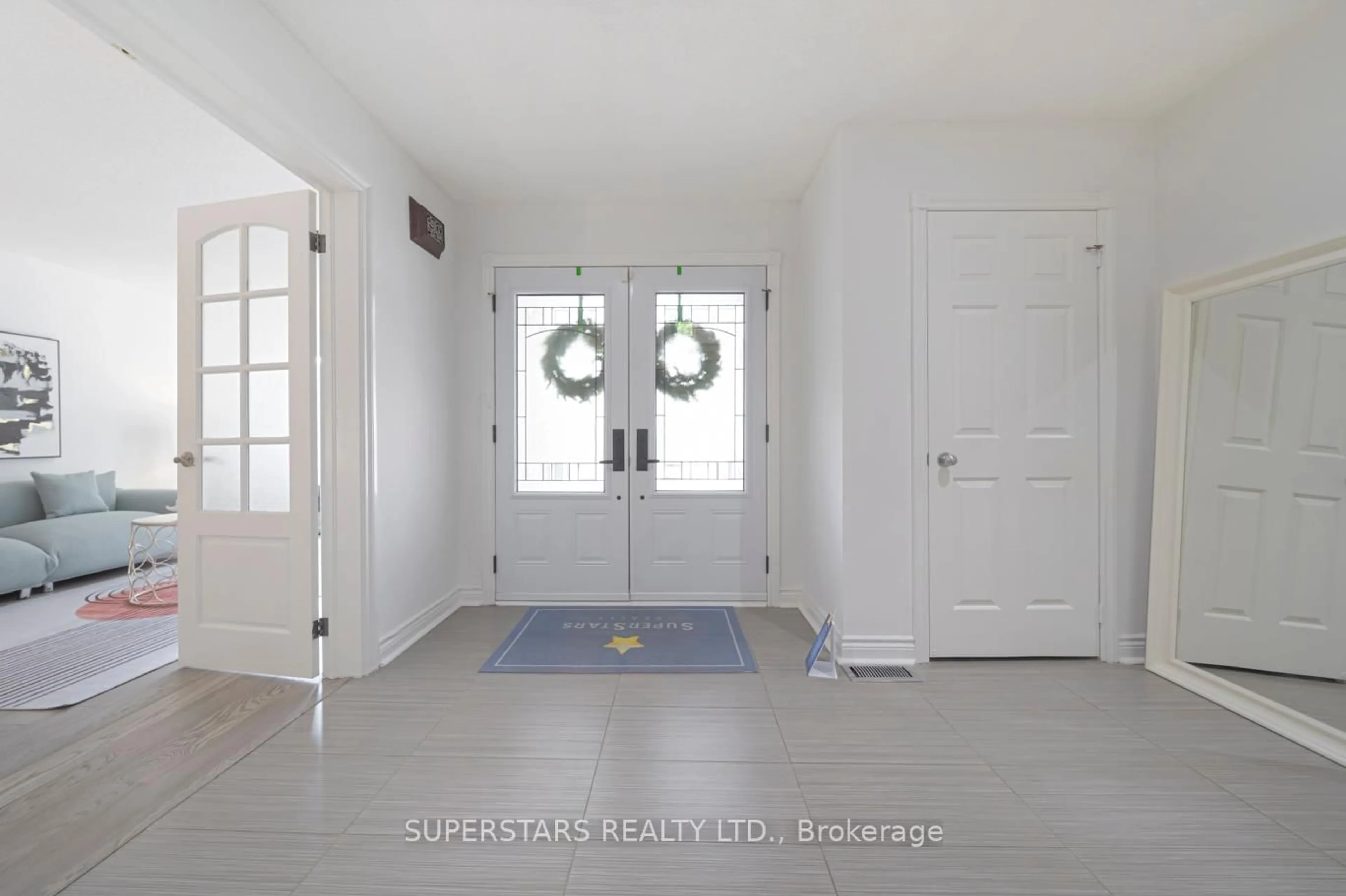Indoor entryway for 26 Tollbar Crt, Richmond Hill Ontario L4C 9J3