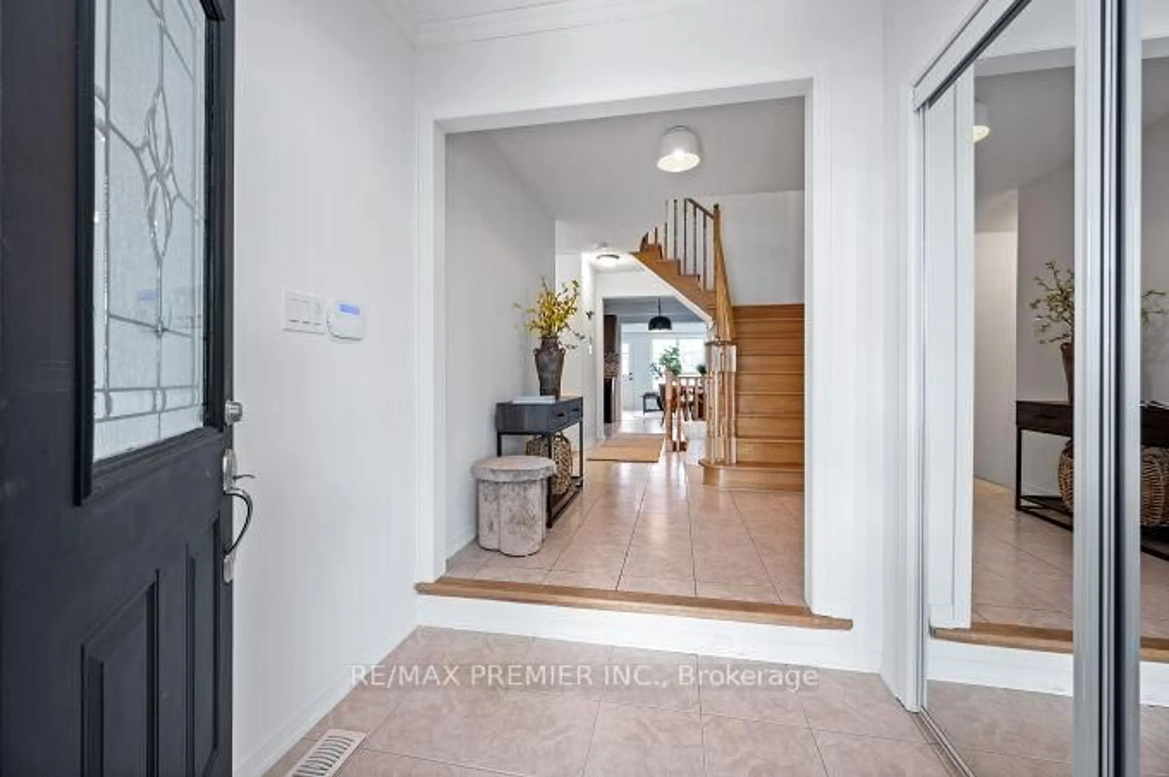 Indoor foyer for 78 Keystar Crt, Vaughan Ontario L4H 0G8