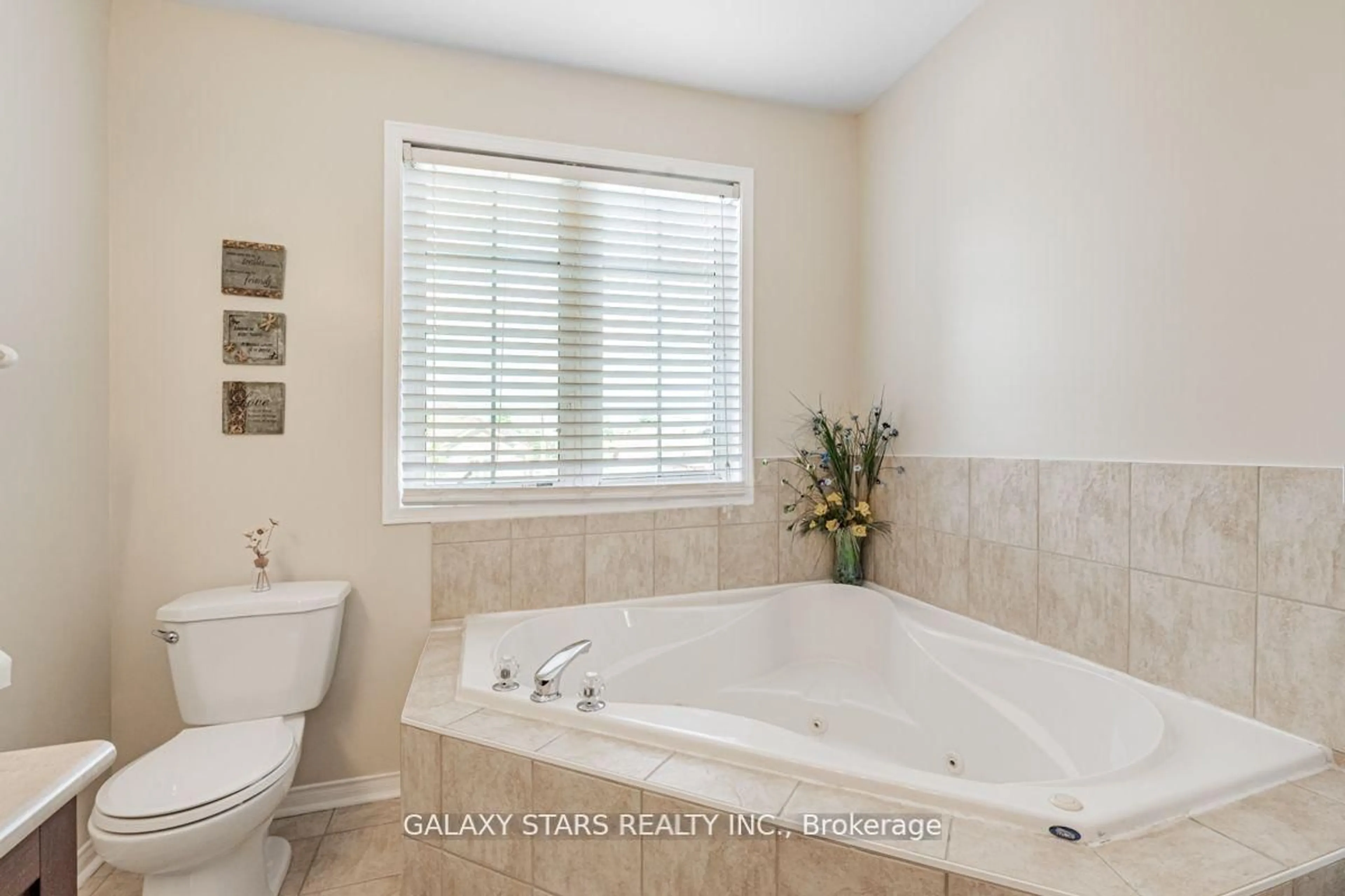 Contemporary bathroom, ceramic/tile floor for 24 Post Oak Dr, Richmond Hill Ontario L4E 4G8