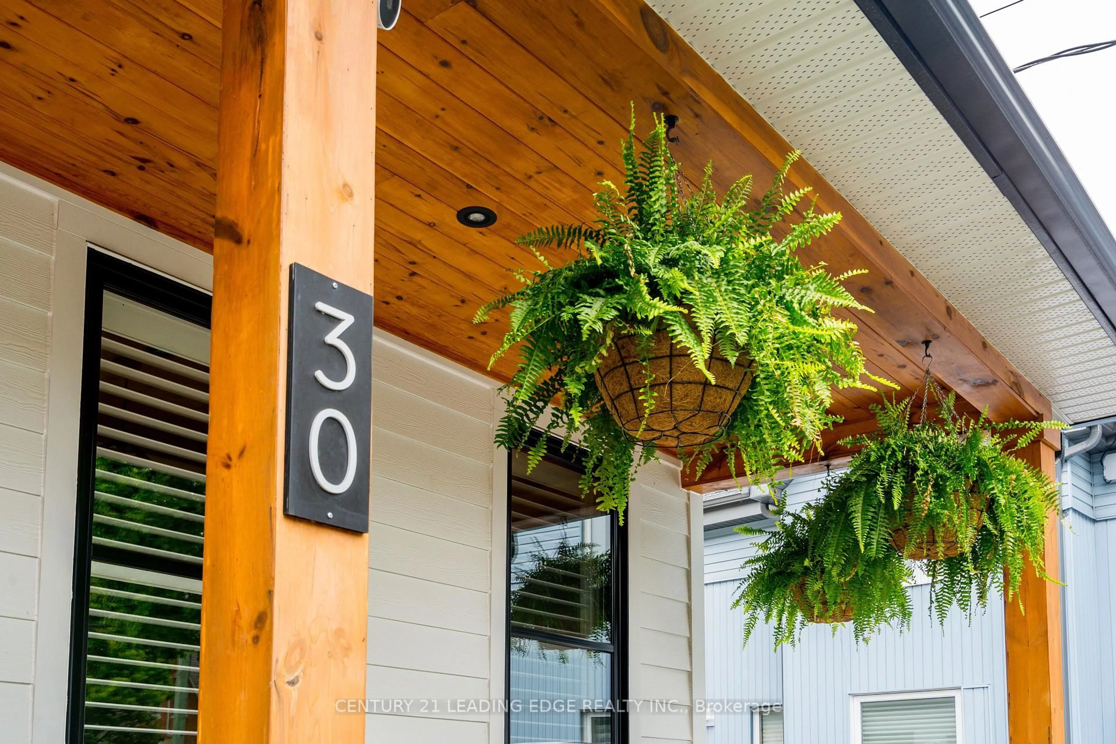 Indoor entryway for 30 Victoria St, Whitchurch-Stouffville Ontario L4A 3R7