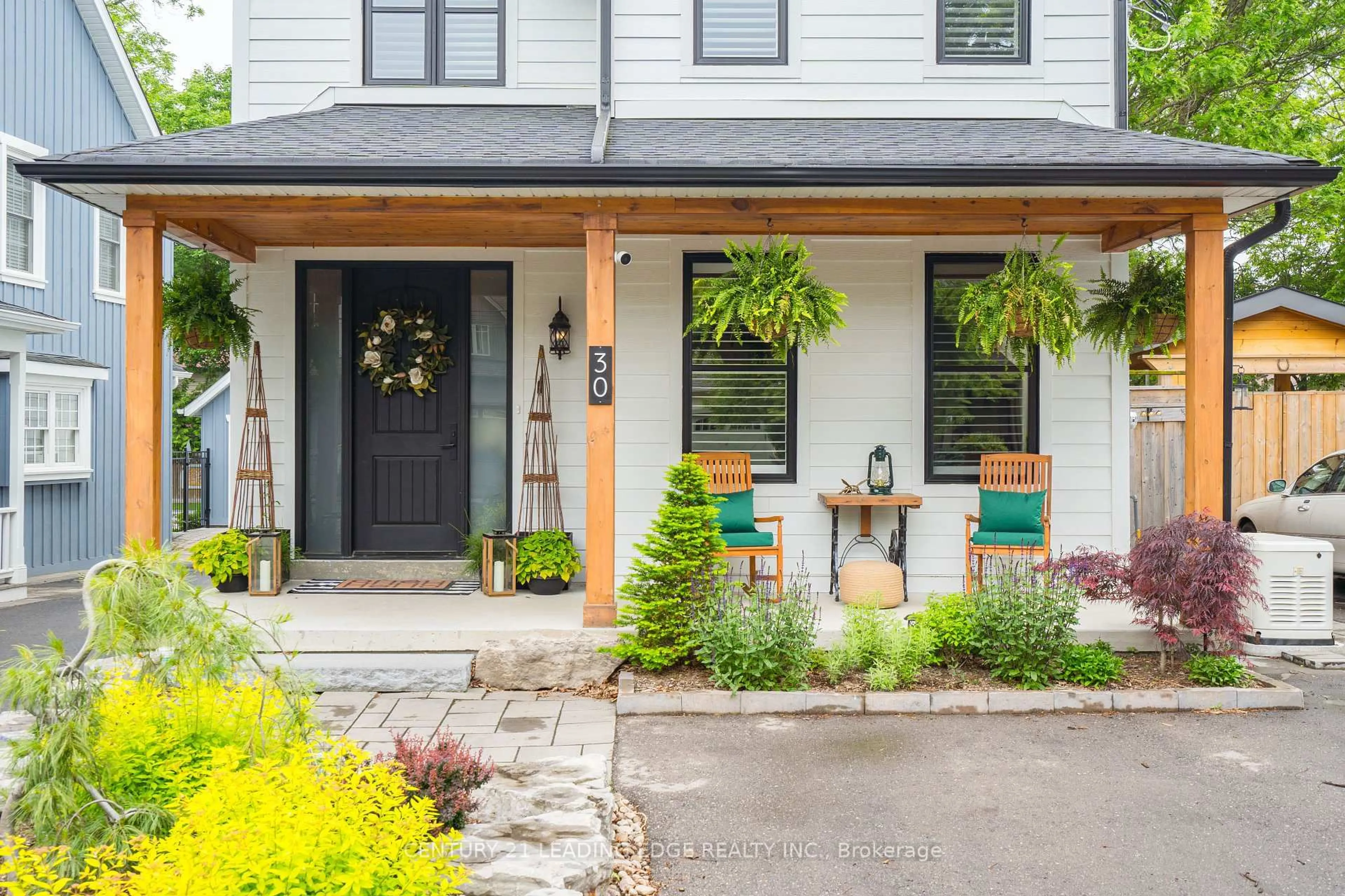 Indoor entryway for 30 Victoria St, Whitchurch-Stouffville Ontario L4A 3R7