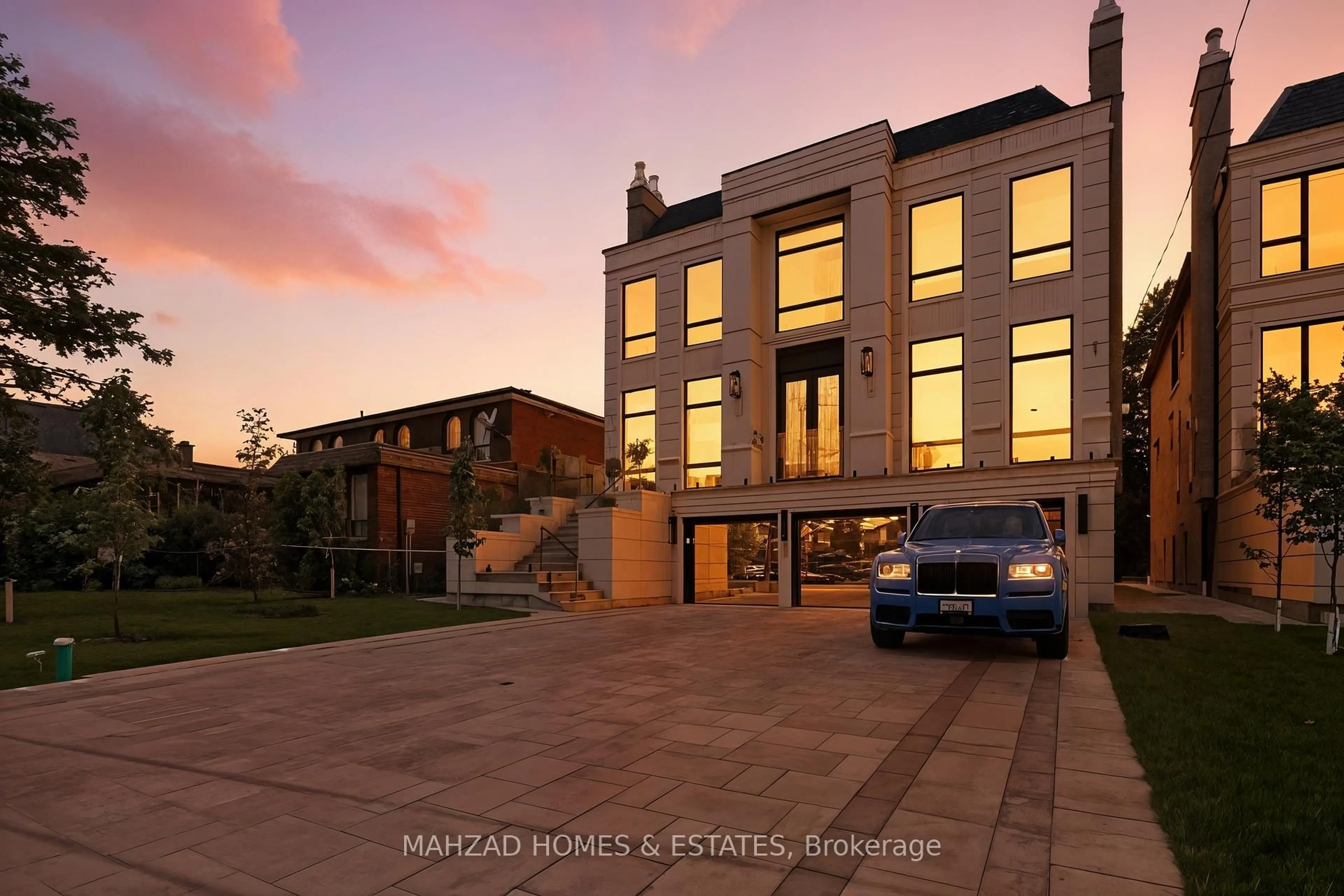 A pic from outside/outdoor area/front of a property/back of a property/a pic from drone, building for 30 B Scott Dr, Richmond Hill Ontario L4C 6V6