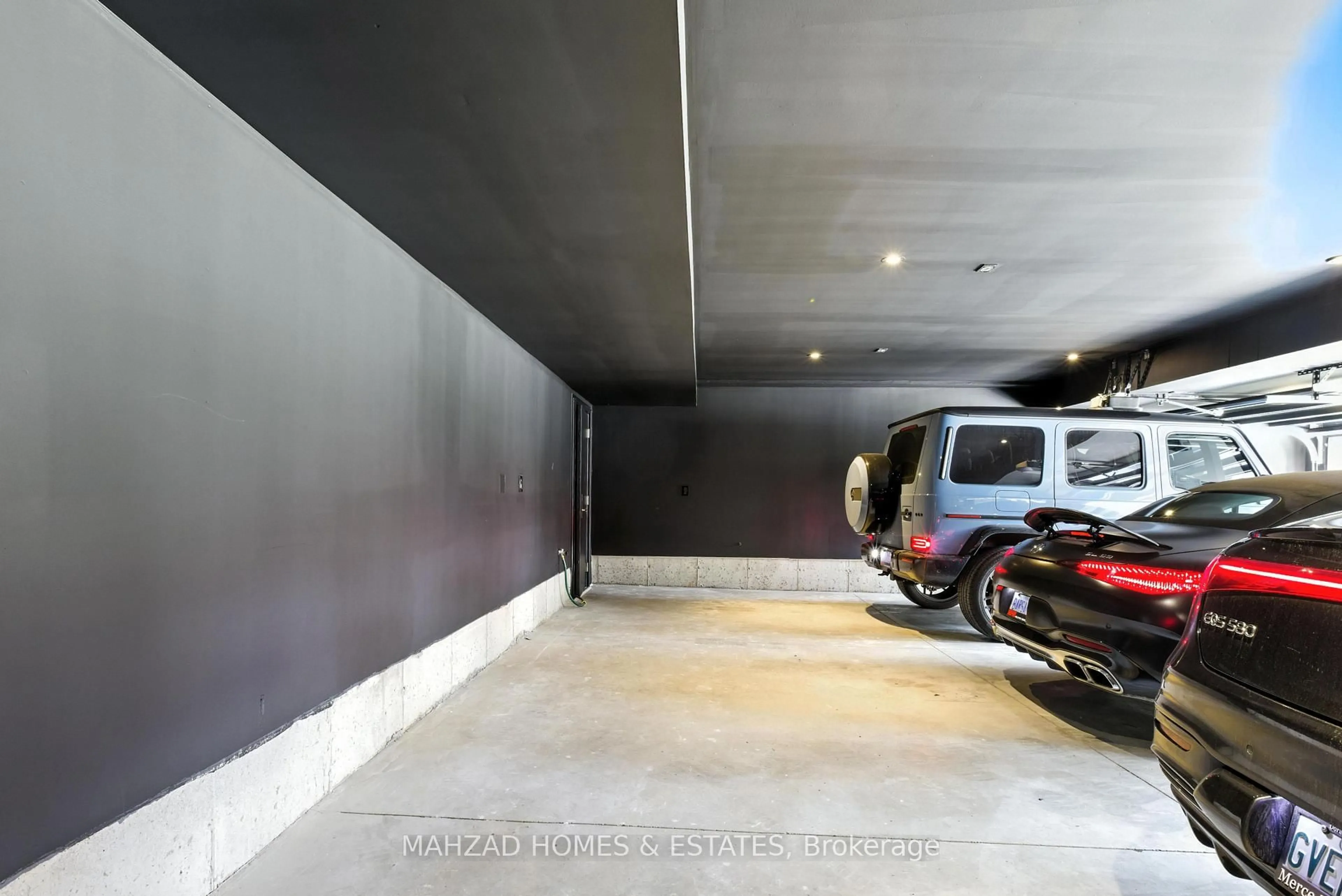 Indoor garage for 30 B Scott Dr, Richmond Hill Ontario L4C 6V6