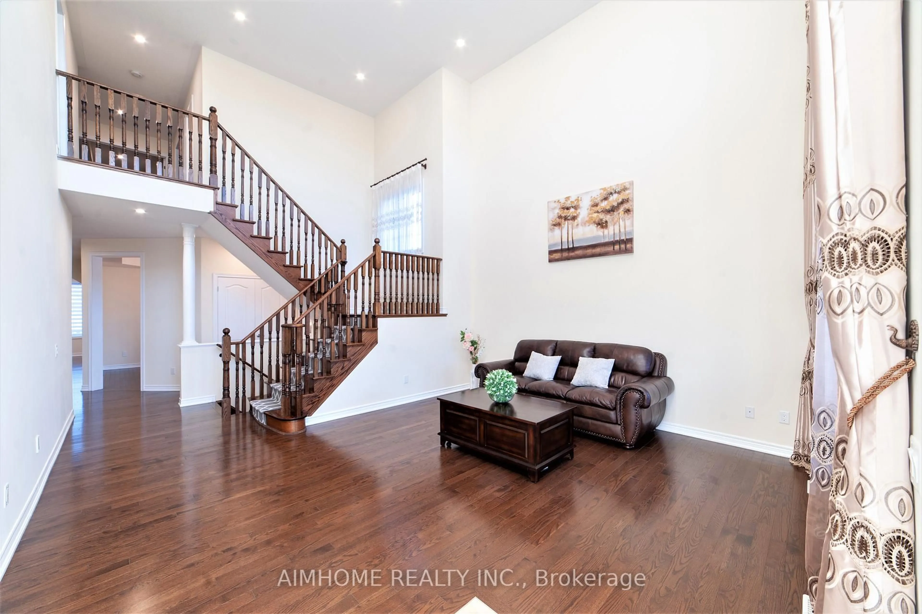 Indoor entryway for 28 Countrywide Crt, Vaughan Ontario L6A 1W7