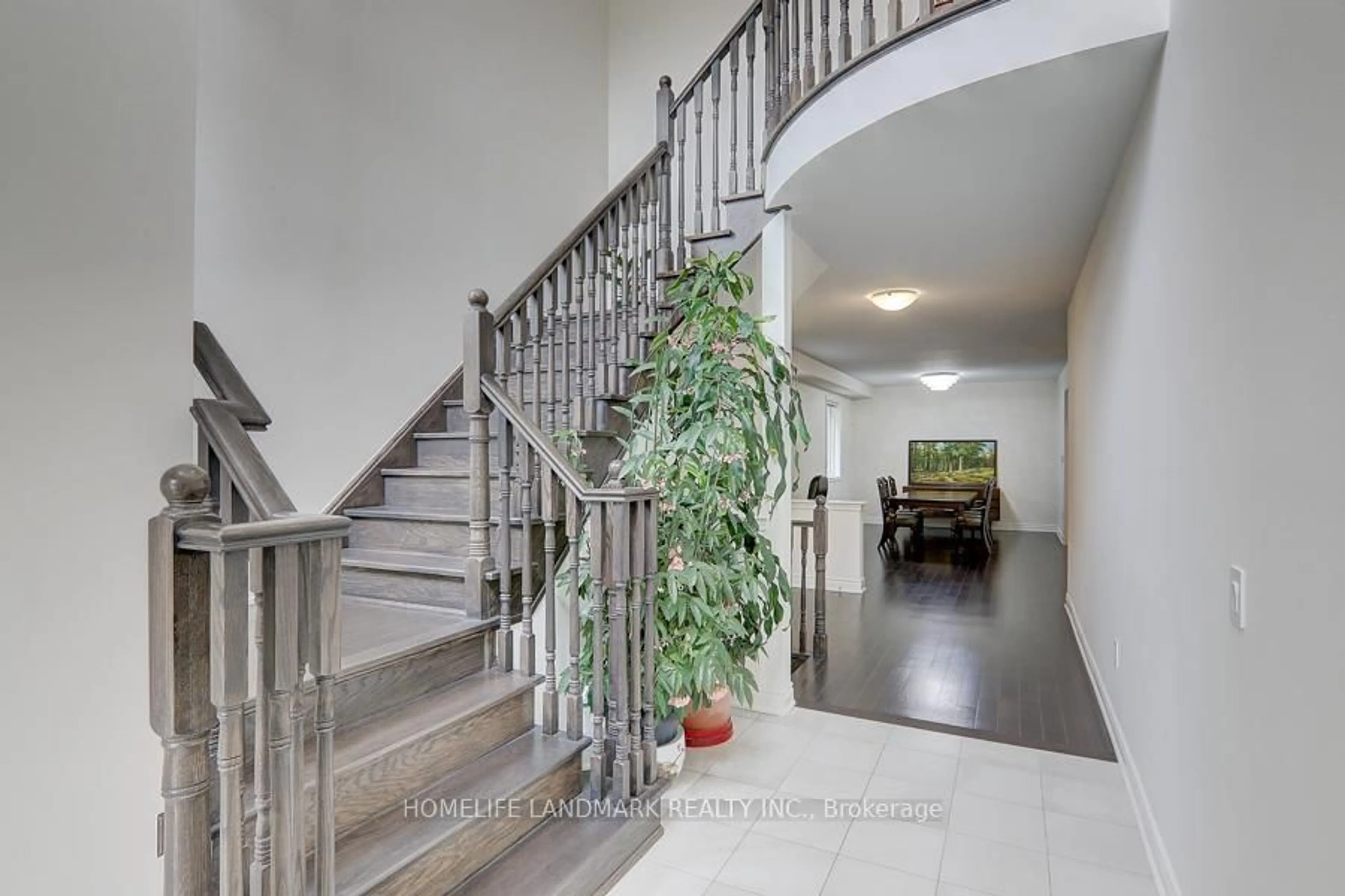 Indoor foyer for 98 Beckett Ave, East Gwillimbury Ontario L9N 0S7