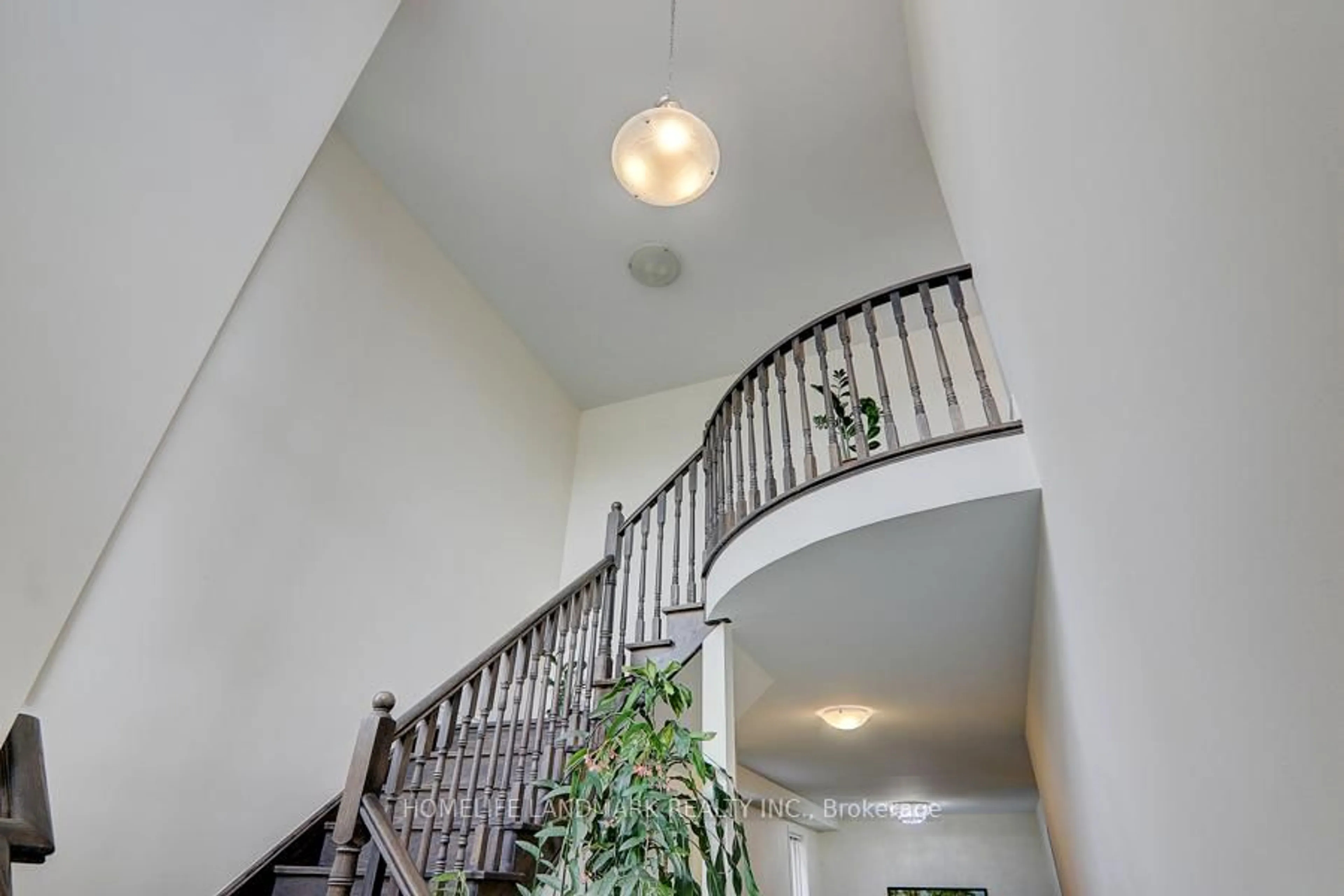 Indoor foyer for 98 Beckett Ave, East Gwillimbury Ontario L9N 0S7