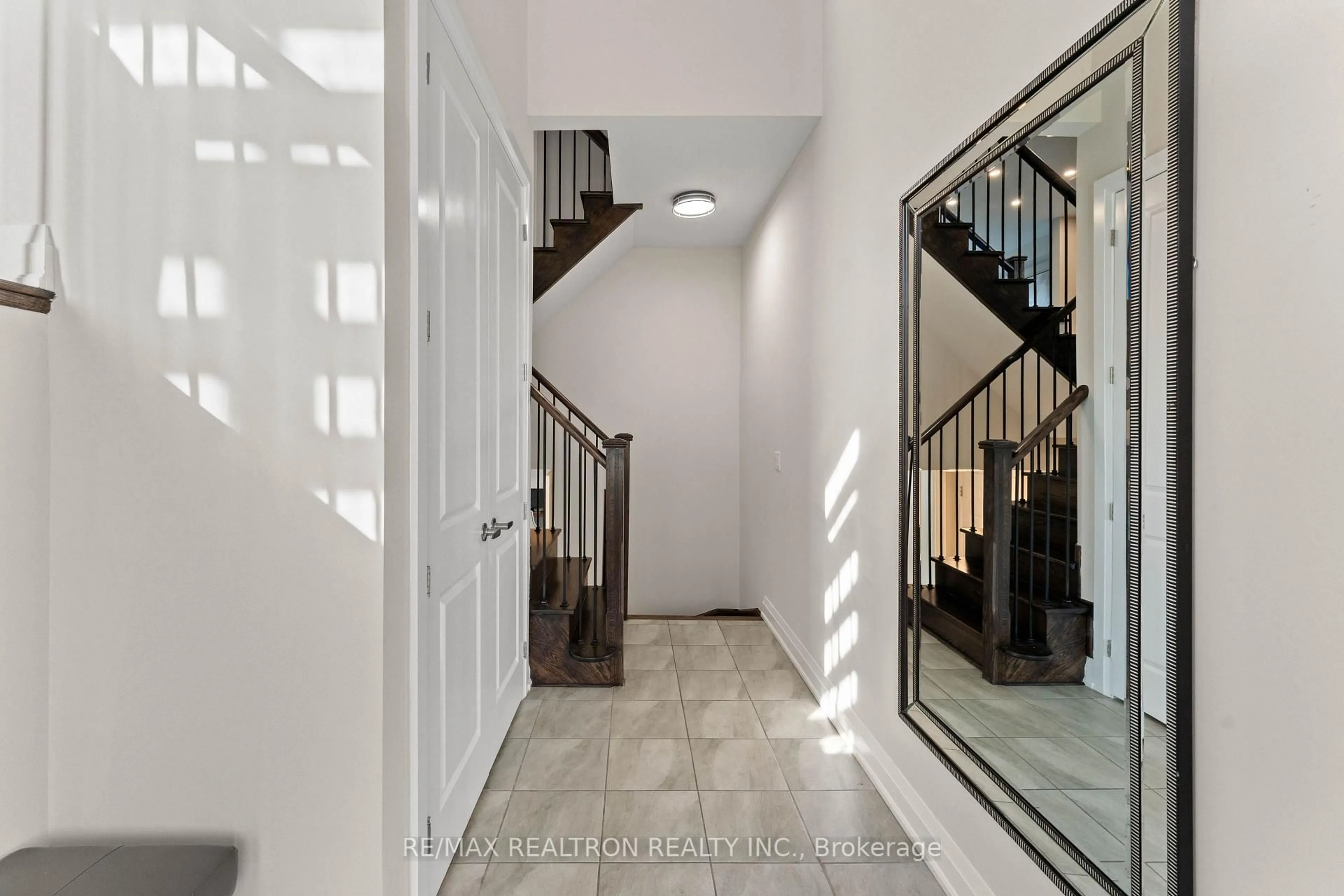 Indoor foyer for 50 Duncombe Lane, Richmond Hill Ontario L4C 6E5