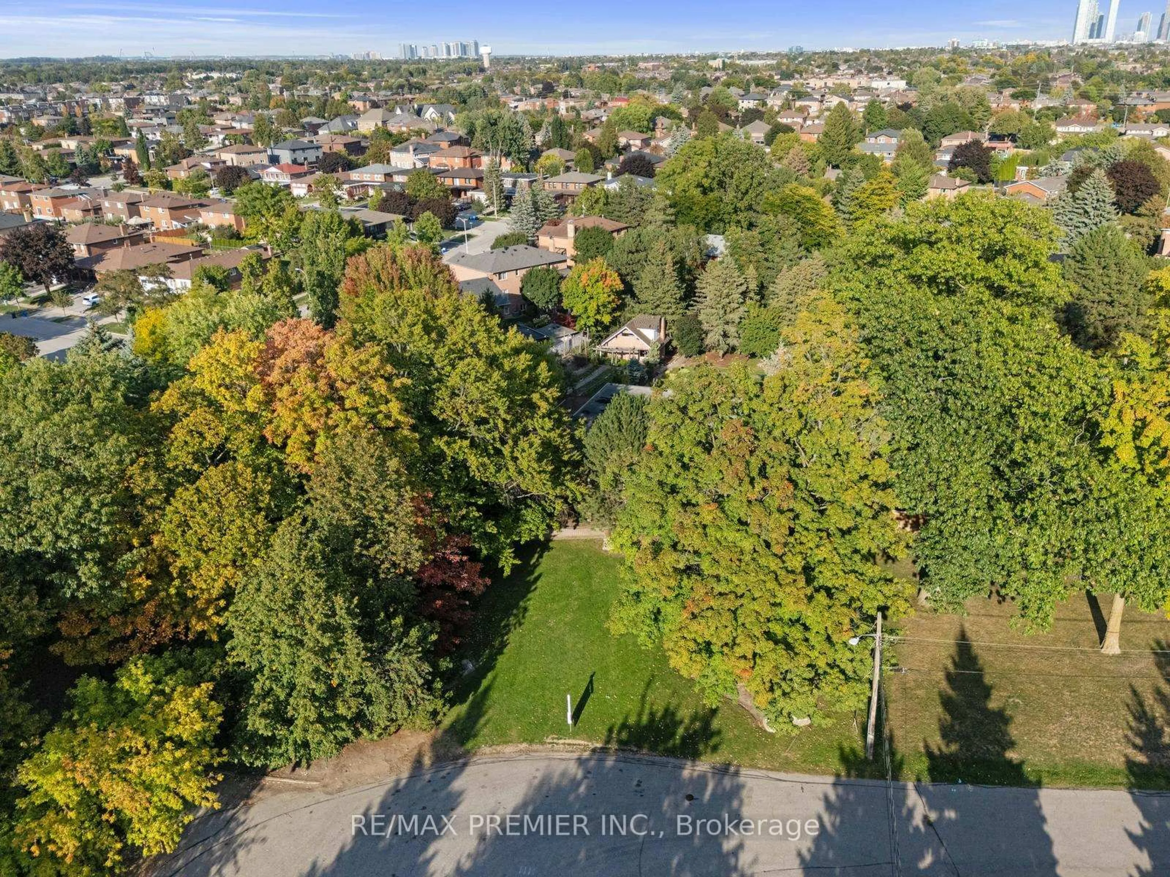 A pic from outside/outdoor area/front of a property/back of a property/a pic from drone, unknown for 261 Sylvadene Pkwy, Vaughan Ontario L4L 2M8