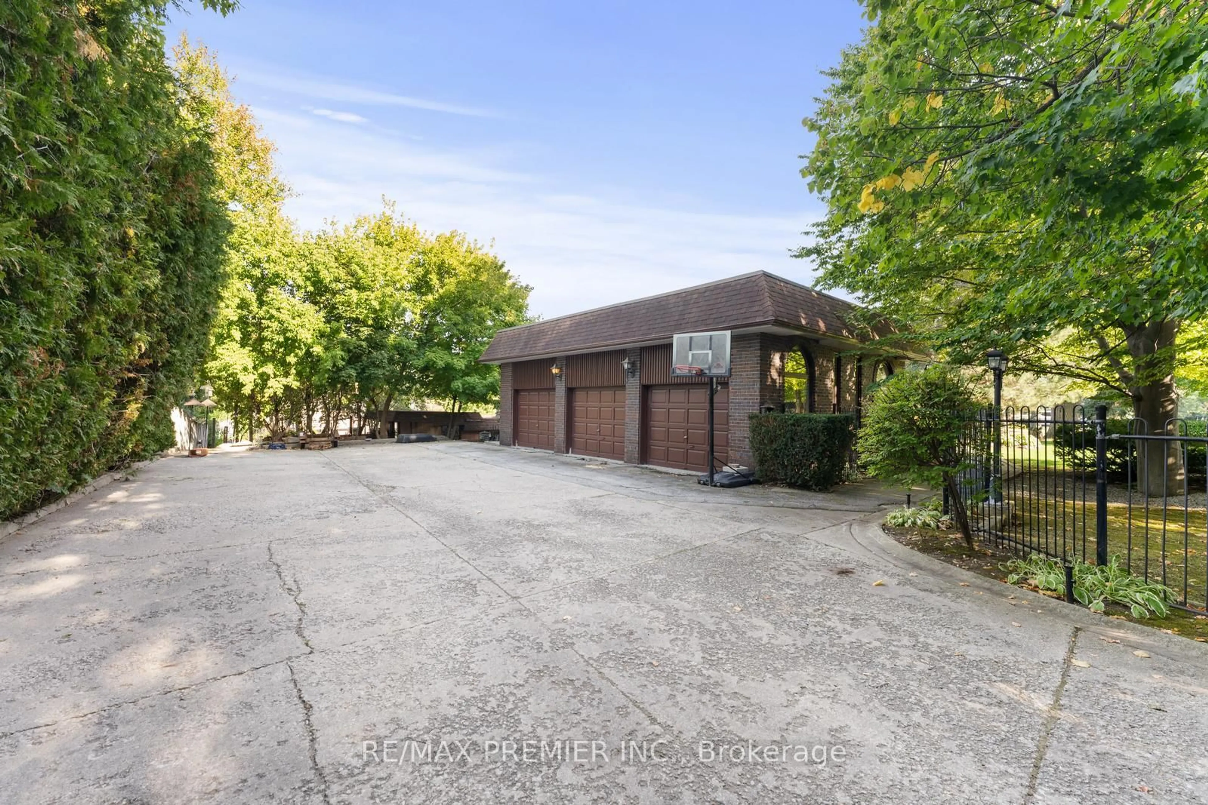 A pic from outside/outdoor area/front of a property/back of a property/a pic from drone, street for 261 Sylvadene Pkwy, Vaughan Ontario L4L 2M8