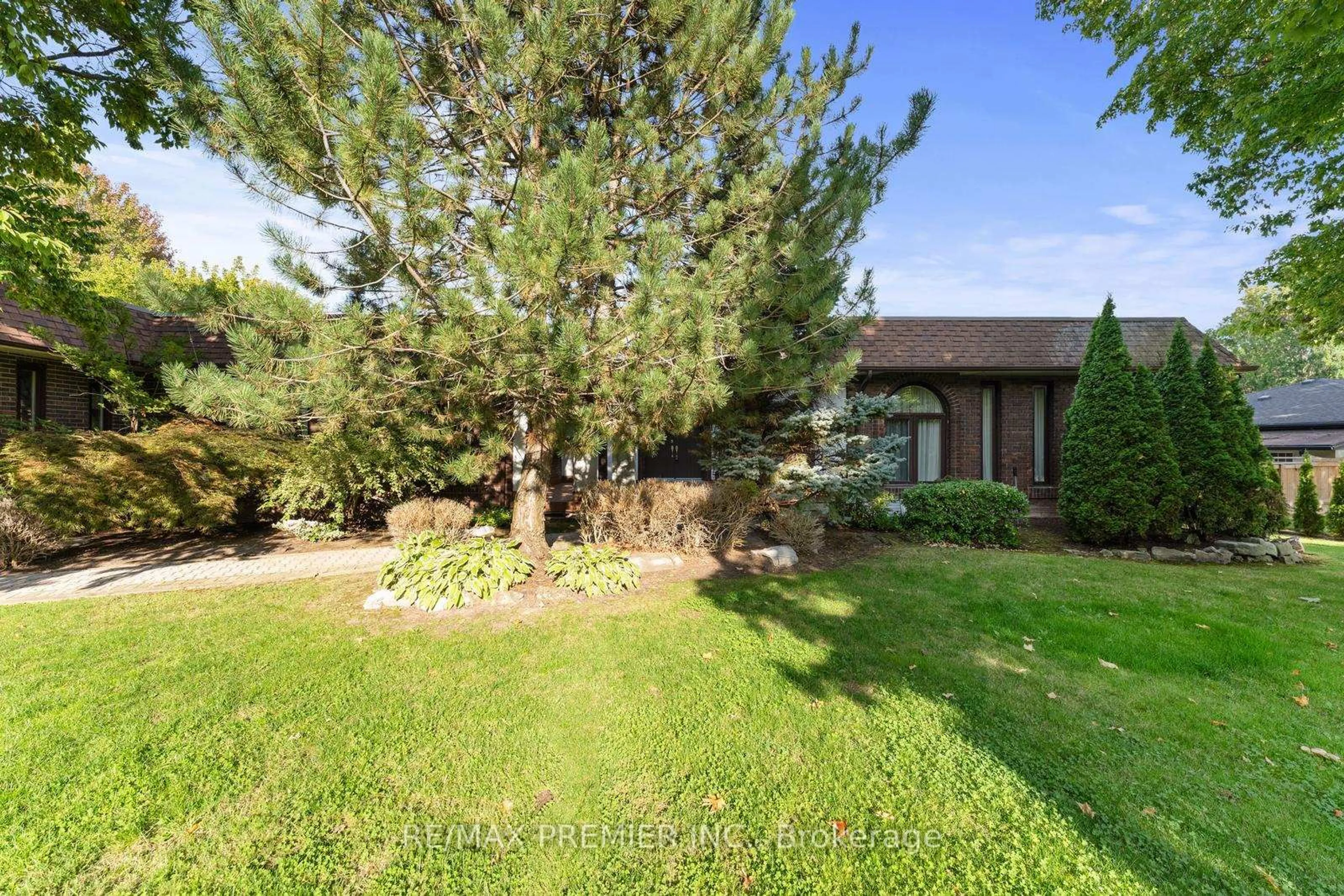 A pic from outside/outdoor area/front of a property/back of a property/a pic from drone, street for 261 Sylvadene Pkwy, Vaughan Ontario L4L 2M8