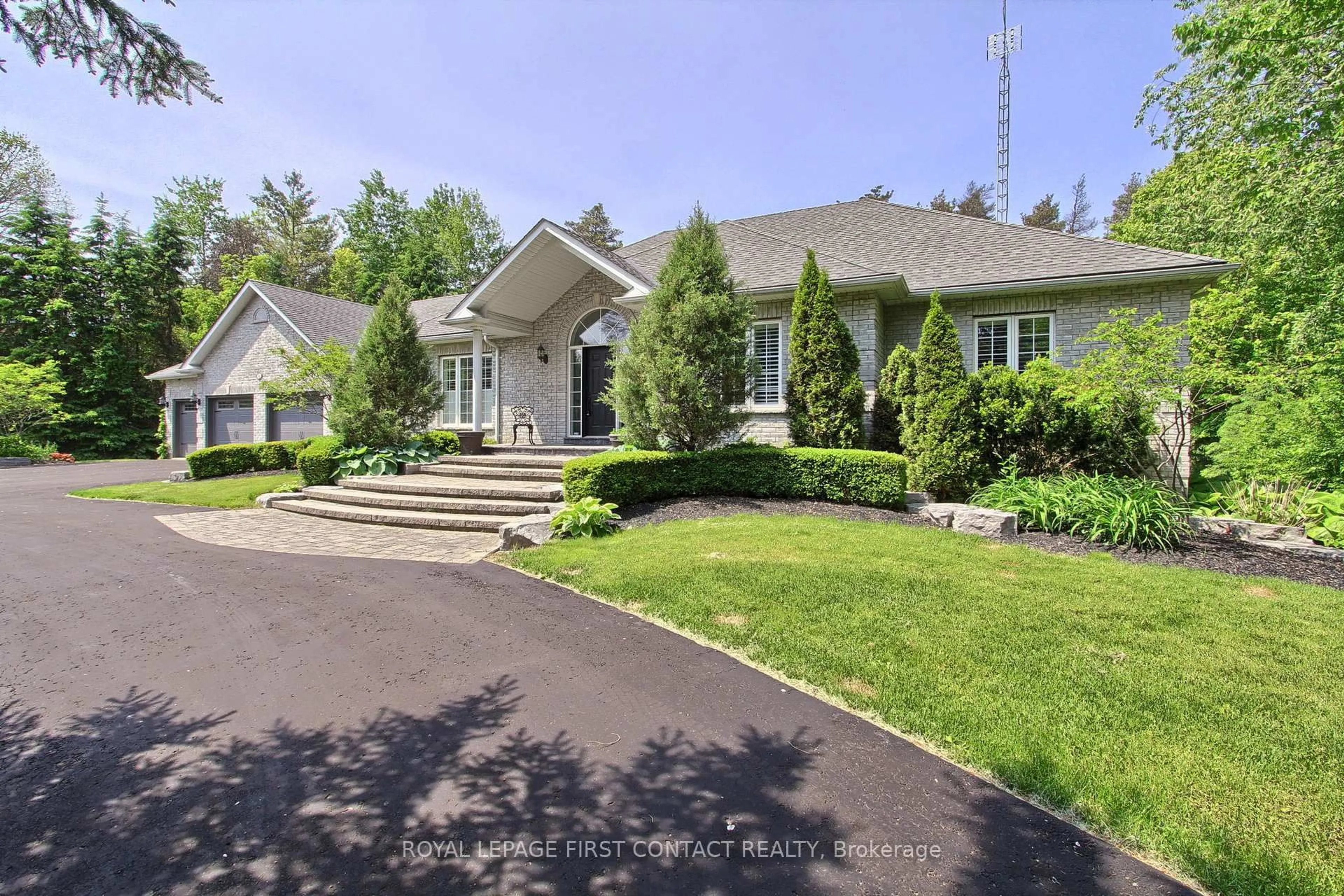 A pic from outside/outdoor area/front of a property/back of a property/a pic from drone, street for 8 Pelosi Way, East Gwillimbury Ontario L0G 1M0