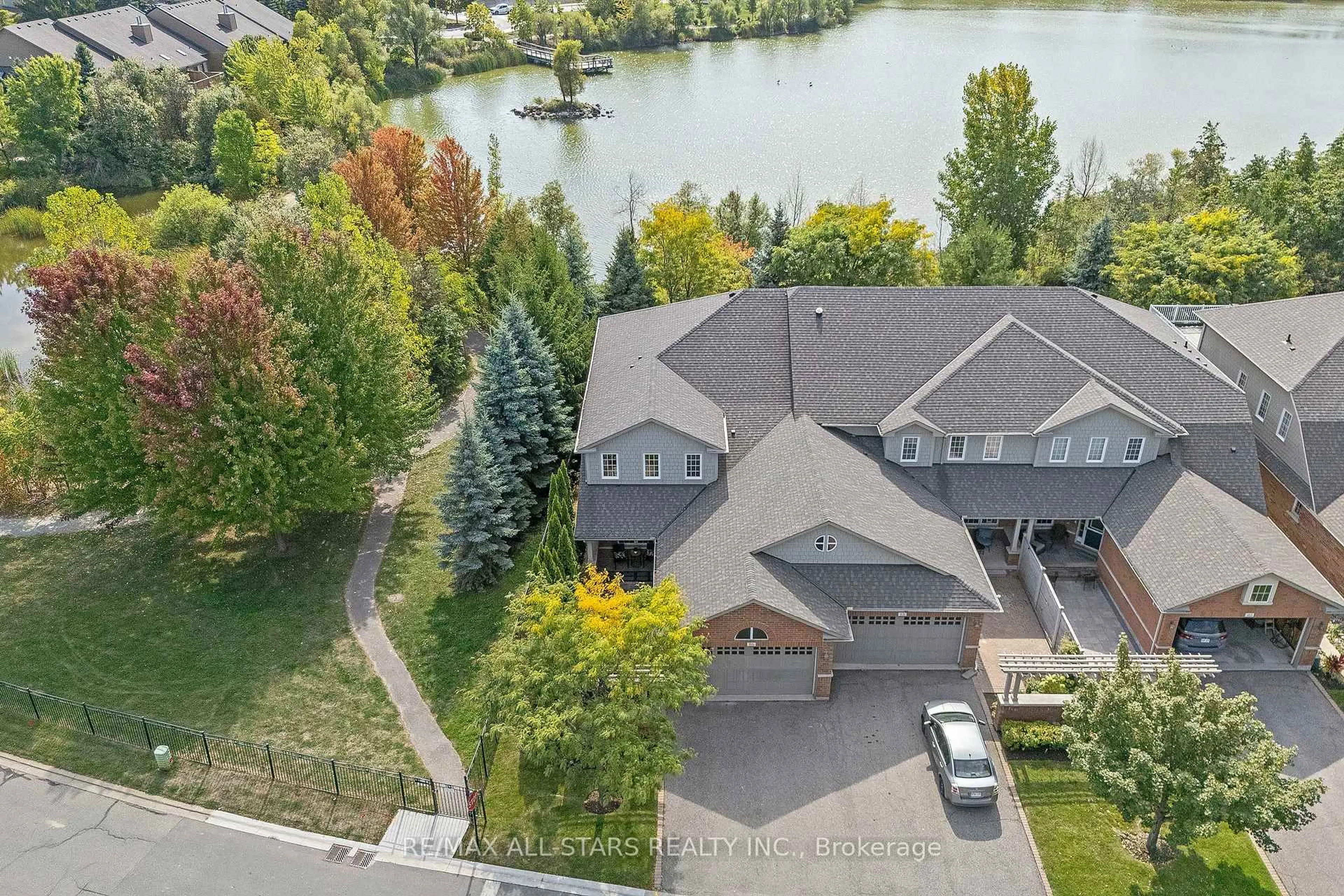 A pic from outside/outdoor area/front of a property/back of a property/a pic from drone, water/lake/river/ocean view for 86 Lakeside Vista Way, Markham Ontario L6E 0B6