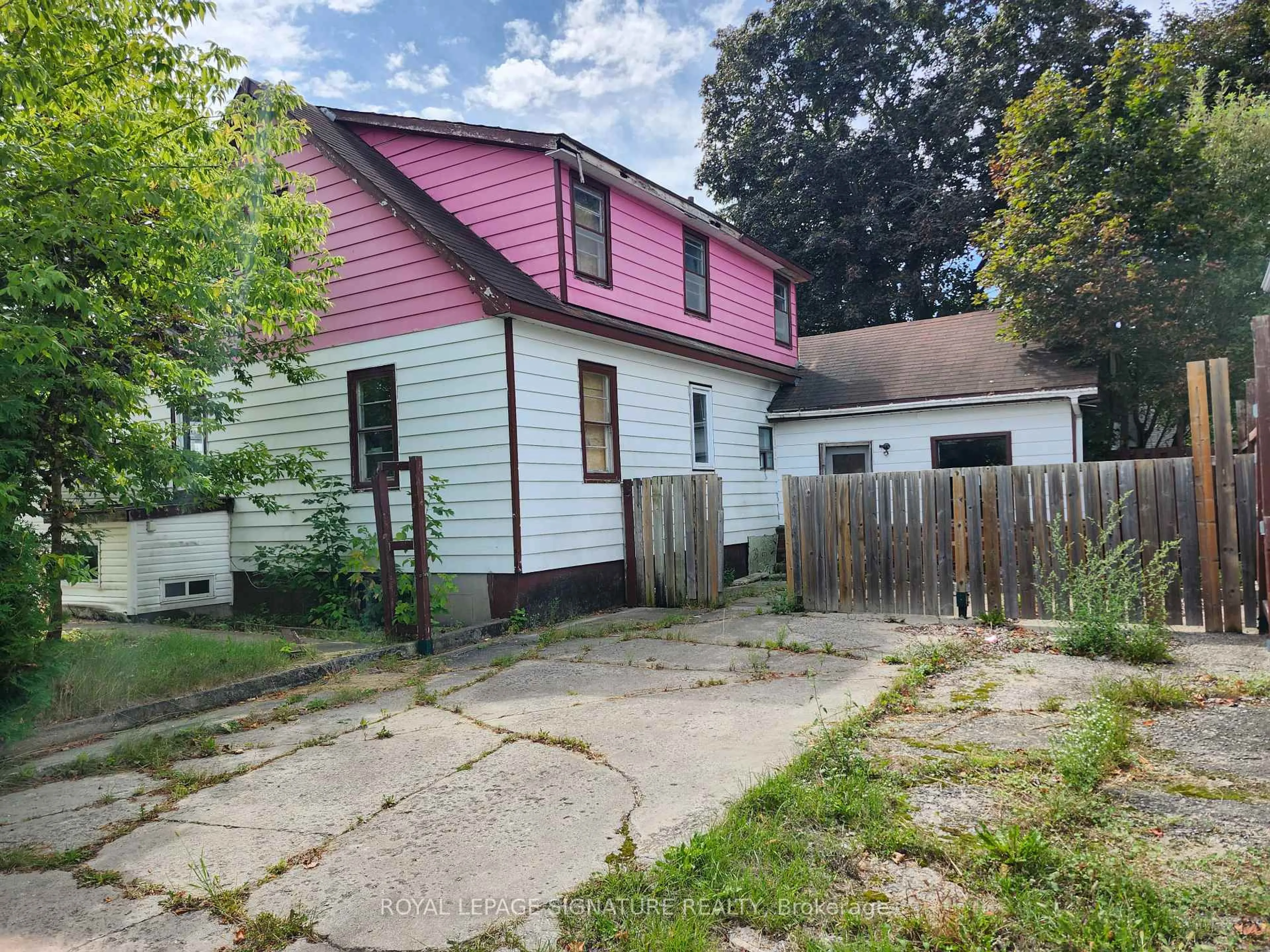 A pic from outside/outdoor area/front of a property/back of a property/a pic from drone, street for 38 Tupper St, New Tecumseth Ontario L9R 1E5