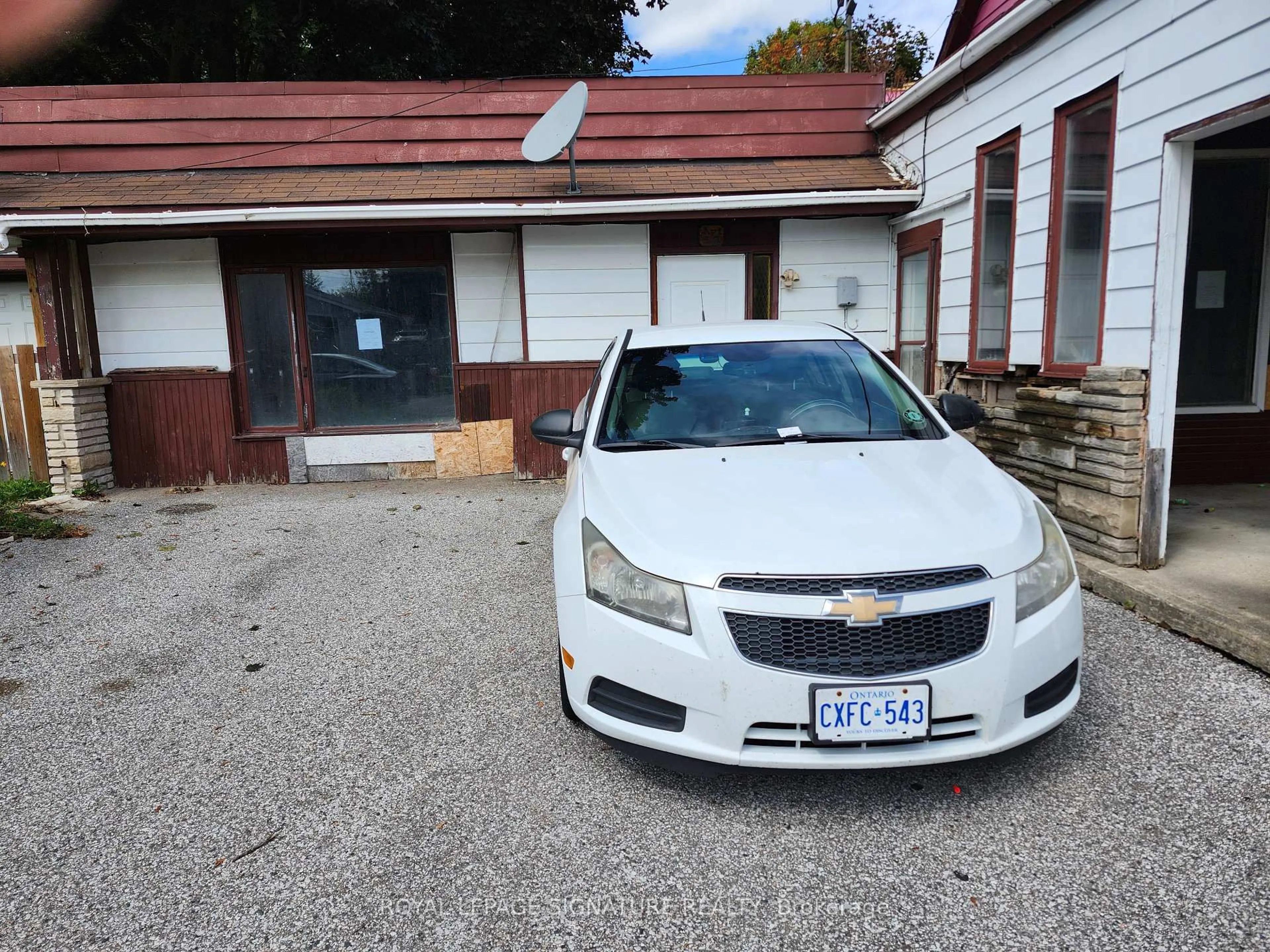Parking for 38 Tupper St, New Tecumseth Ontario L9R 1E5