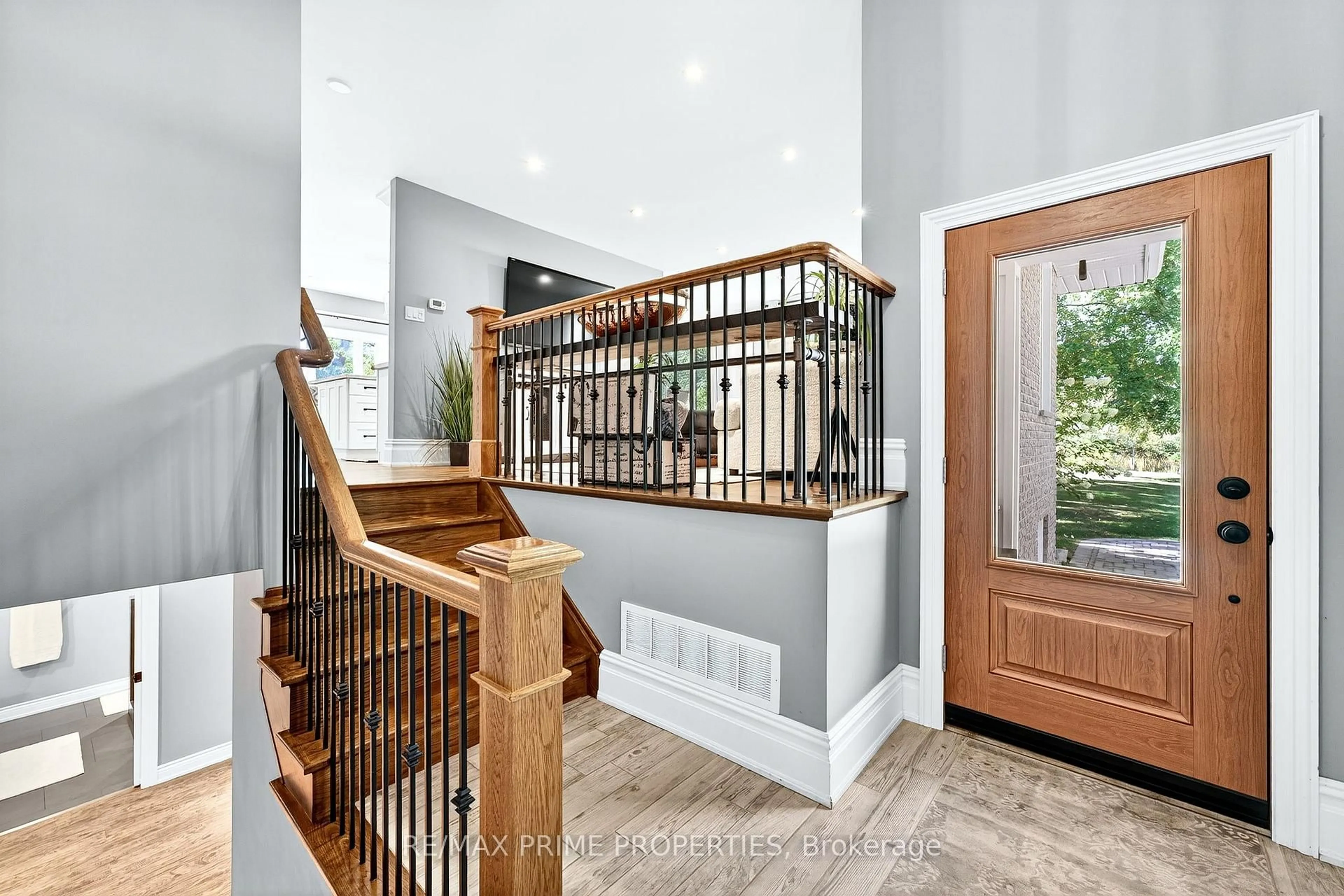 Indoor entryway for 22187 Mc Cowan Rd, East Gwillimbury Ontario L0G 1M0