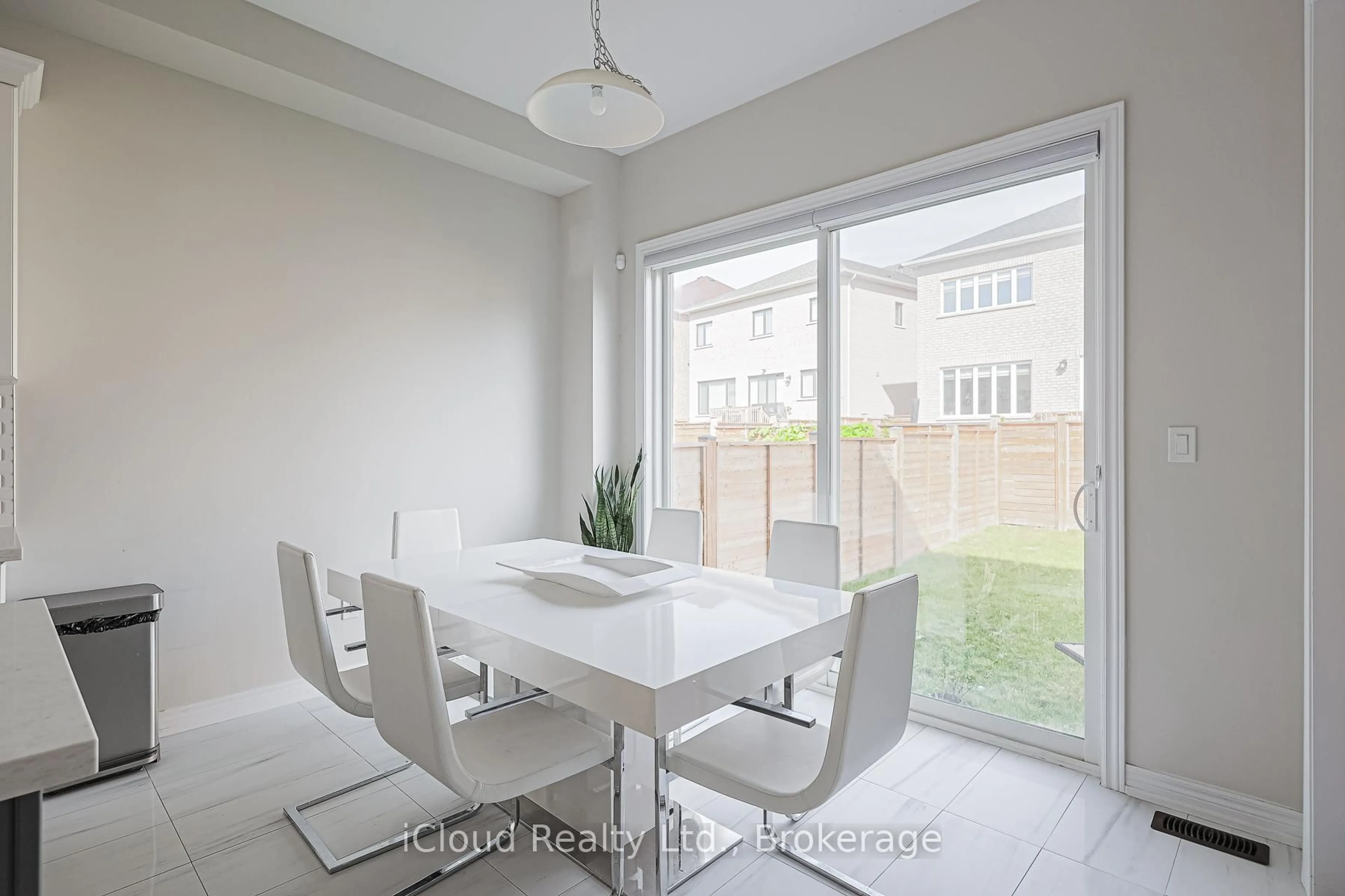 Dining room, unknown for 87 Pine Hill Cres, Aurora Ontario L4G 3X9