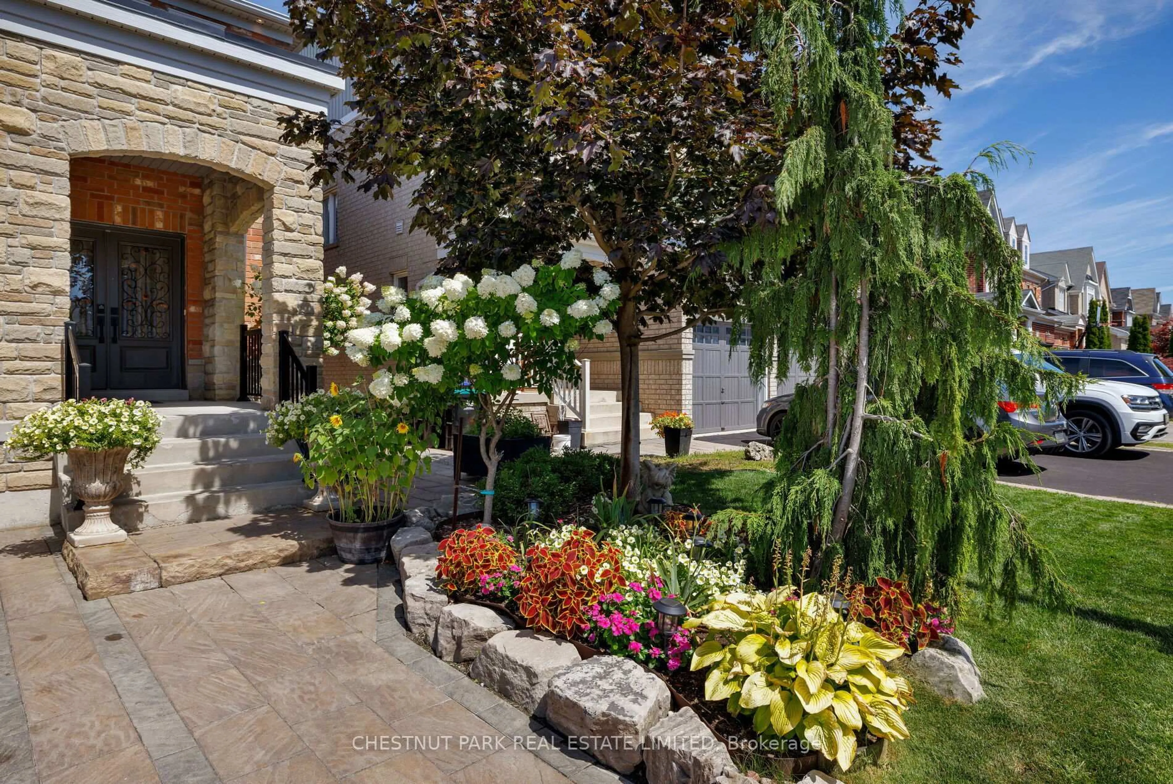 Patio, street for 126 Blue Dasher Blvd, Bradford West Gwillimbury Ontario L3Z 0E5