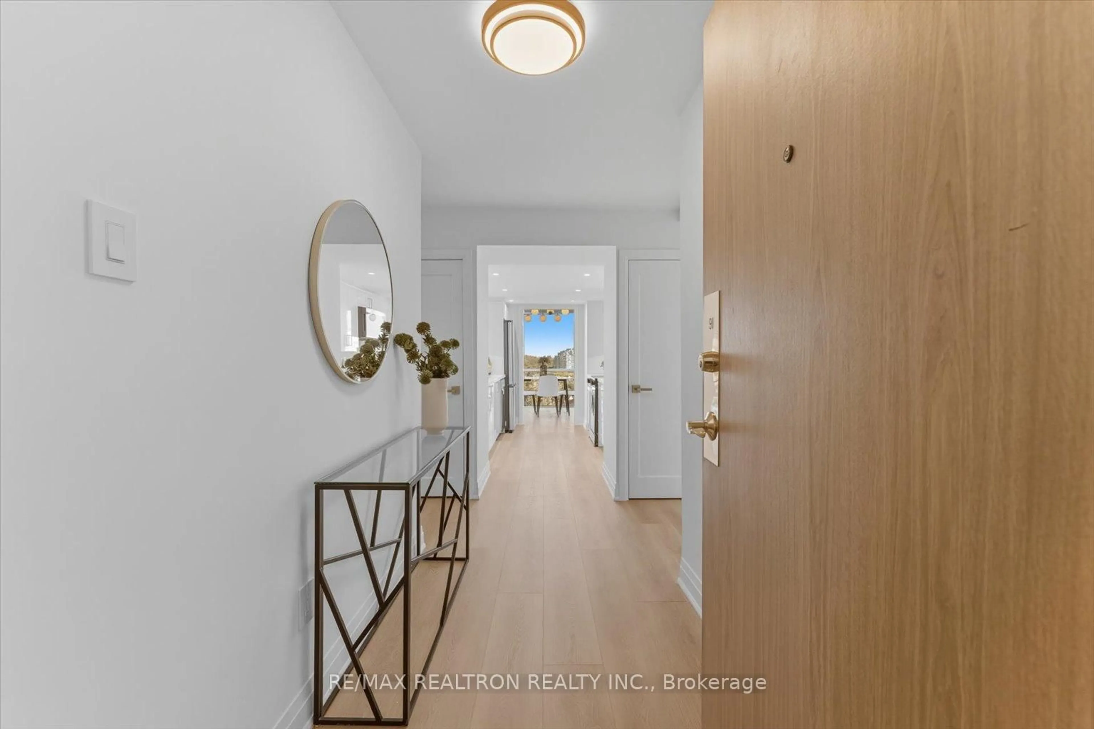 Indoor entryway for 40 Harding Blvd #911, Richmond Hill Ontario L4C 9S5