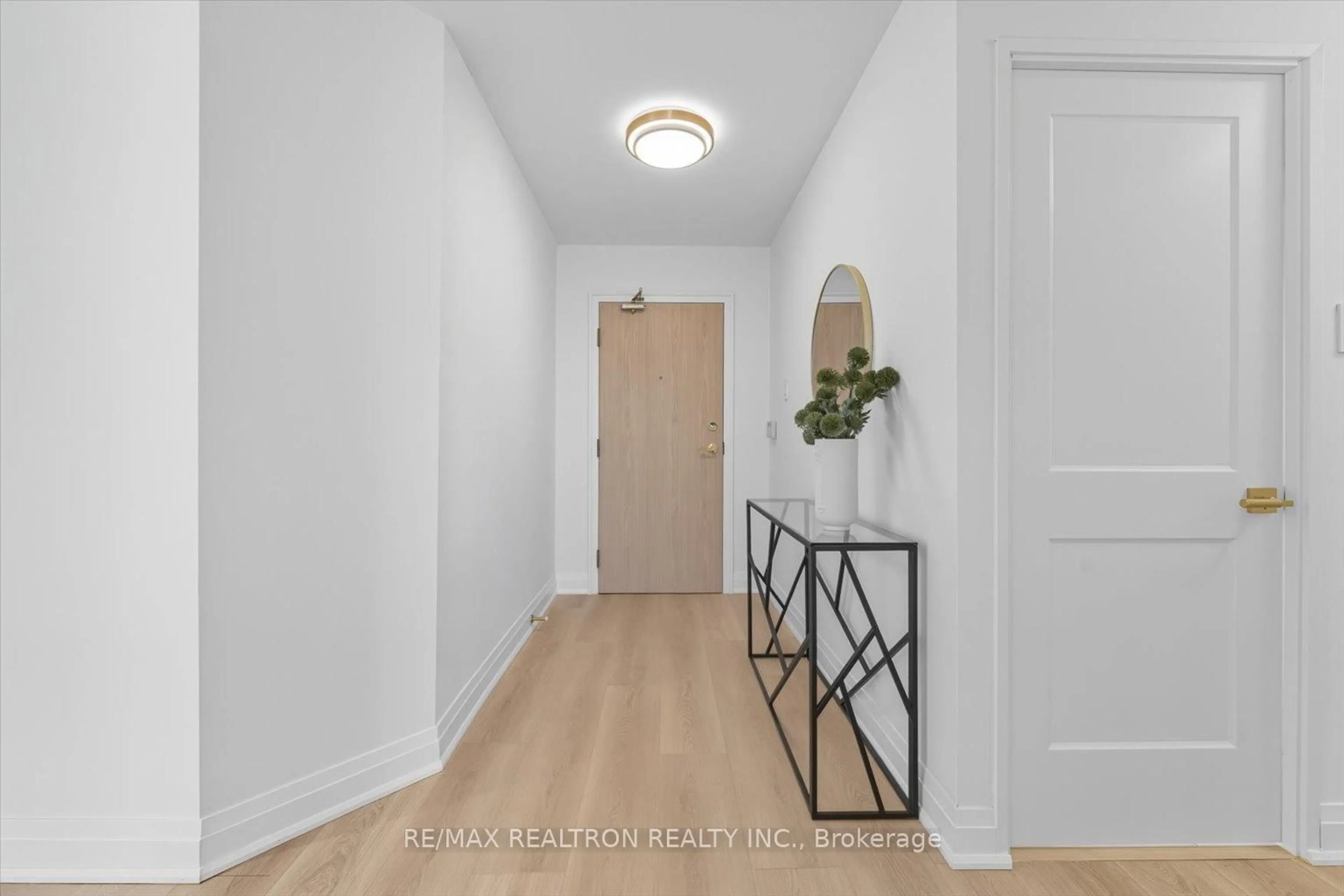 Indoor entryway for 40 Harding Blvd #911, Richmond Hill Ontario L4C 9S5