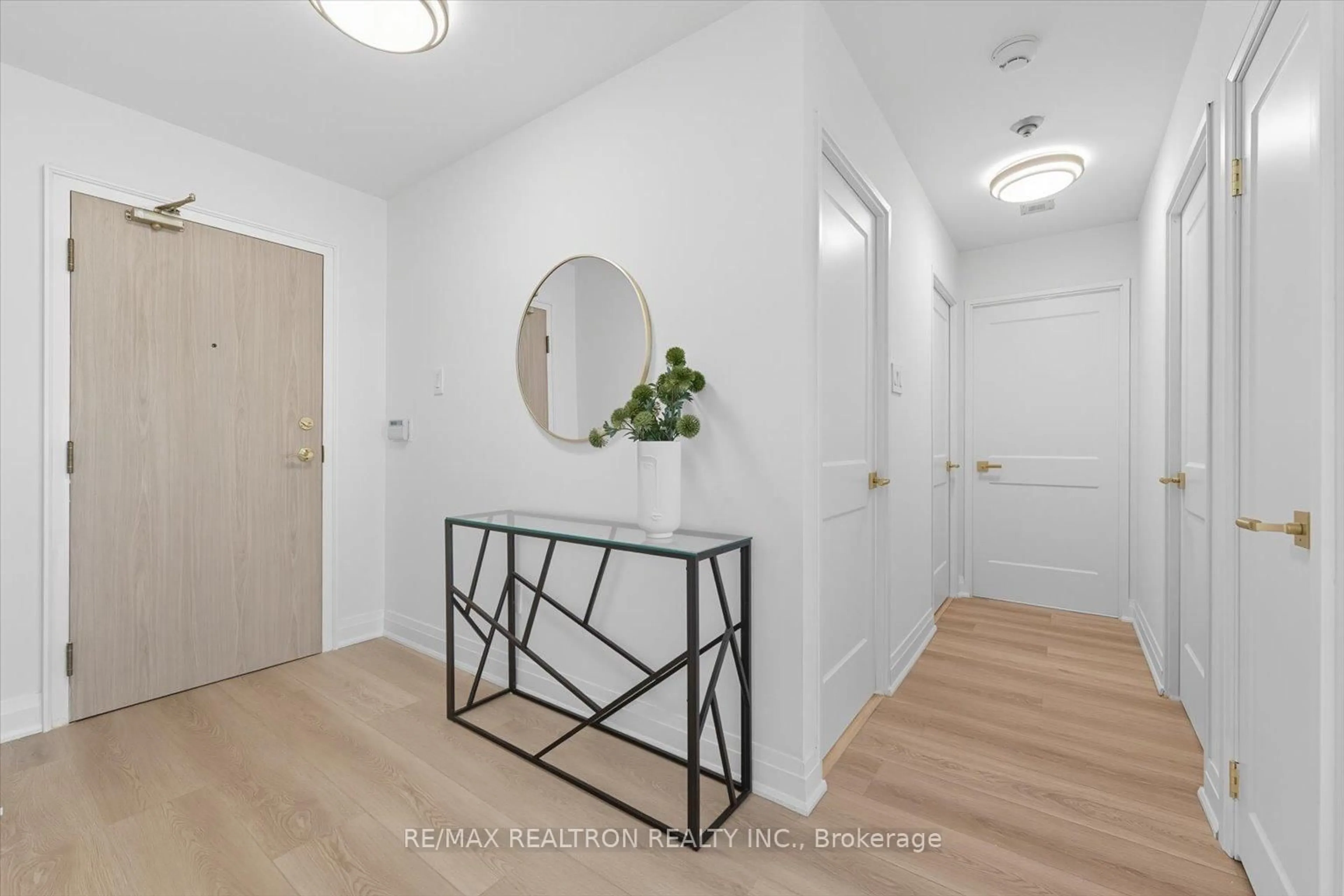 Indoor entryway for 40 Harding Blvd #911, Richmond Hill Ontario L4C 9S5